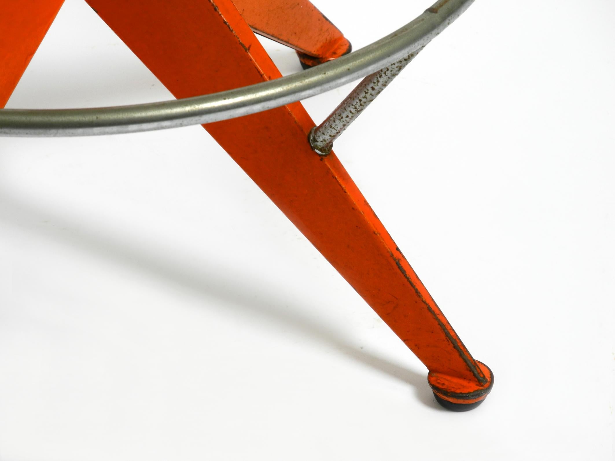 Rare tabouret en métal massif de l'industrie italienne du milieu du siècle par Mautren en orange rare en vente 5