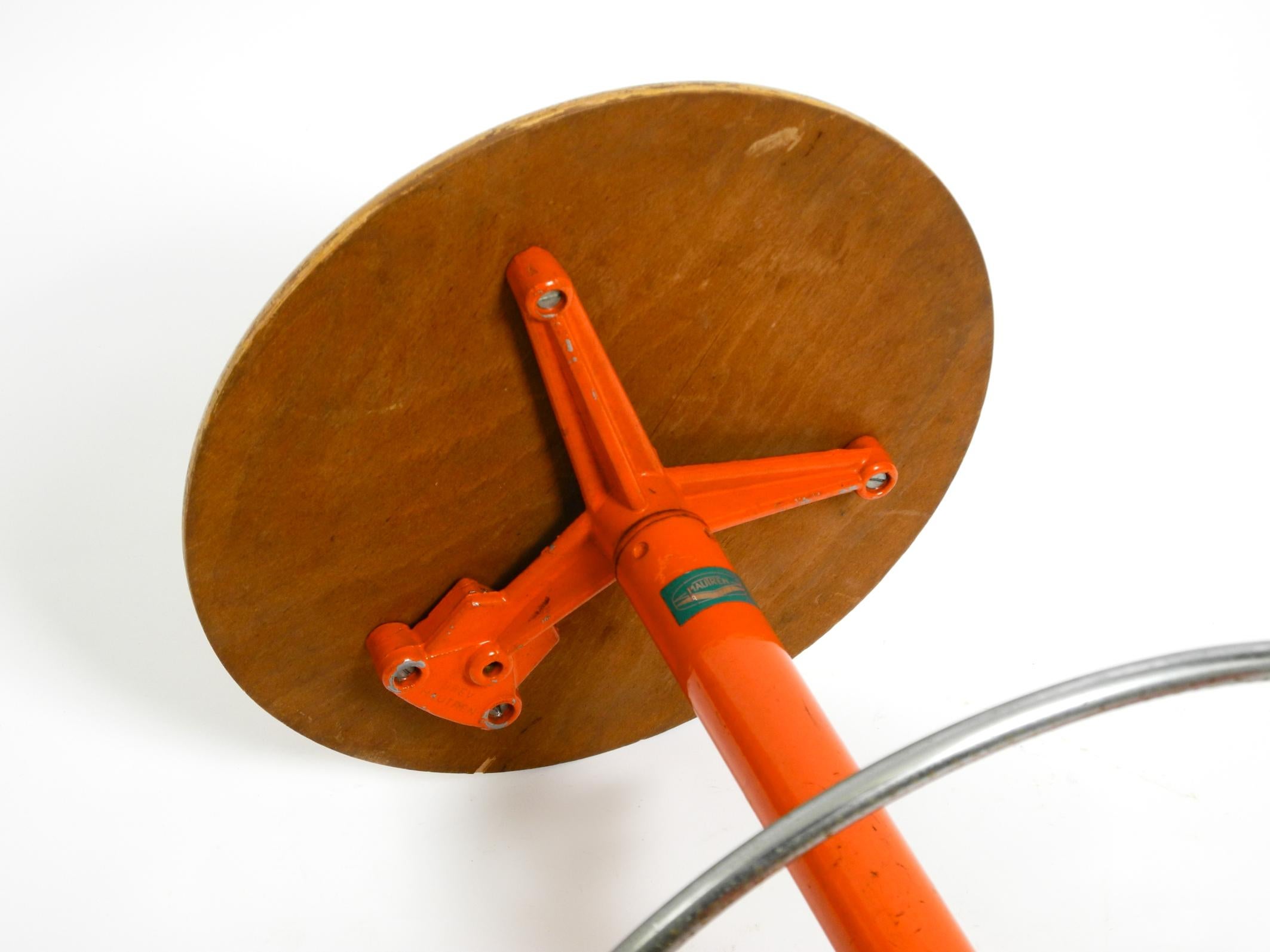 Rare tabouret en métal massif de l'industrie italienne du milieu du siècle par Mautren en orange rare en vente 6