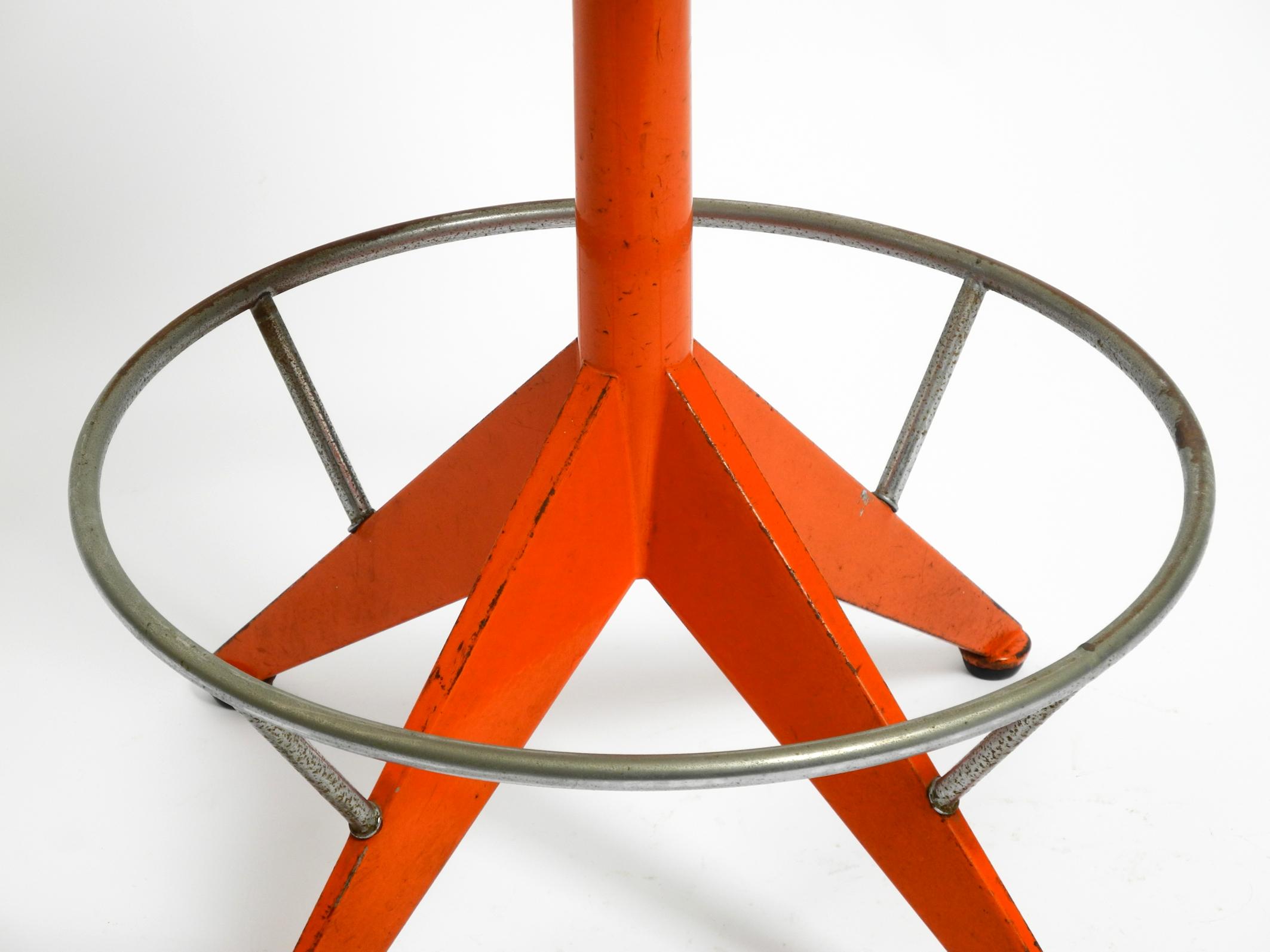 Rare tabouret en métal massif de l'industrie italienne du milieu du siècle par Mautren en orange rare en vente 7