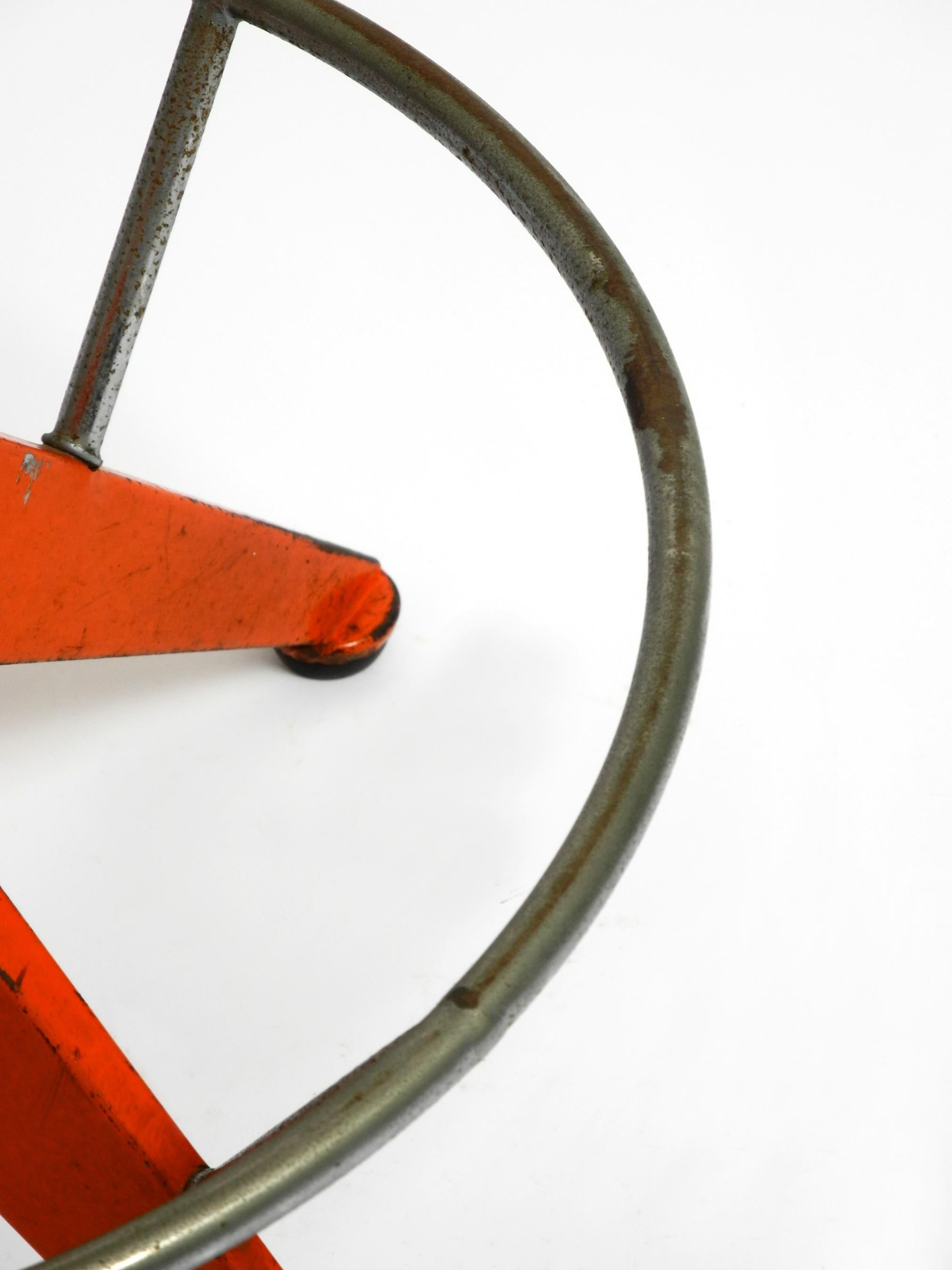 Rare tabouret en métal massif de l'industrie italienne du milieu du siècle par Mautren en orange rare en vente 8