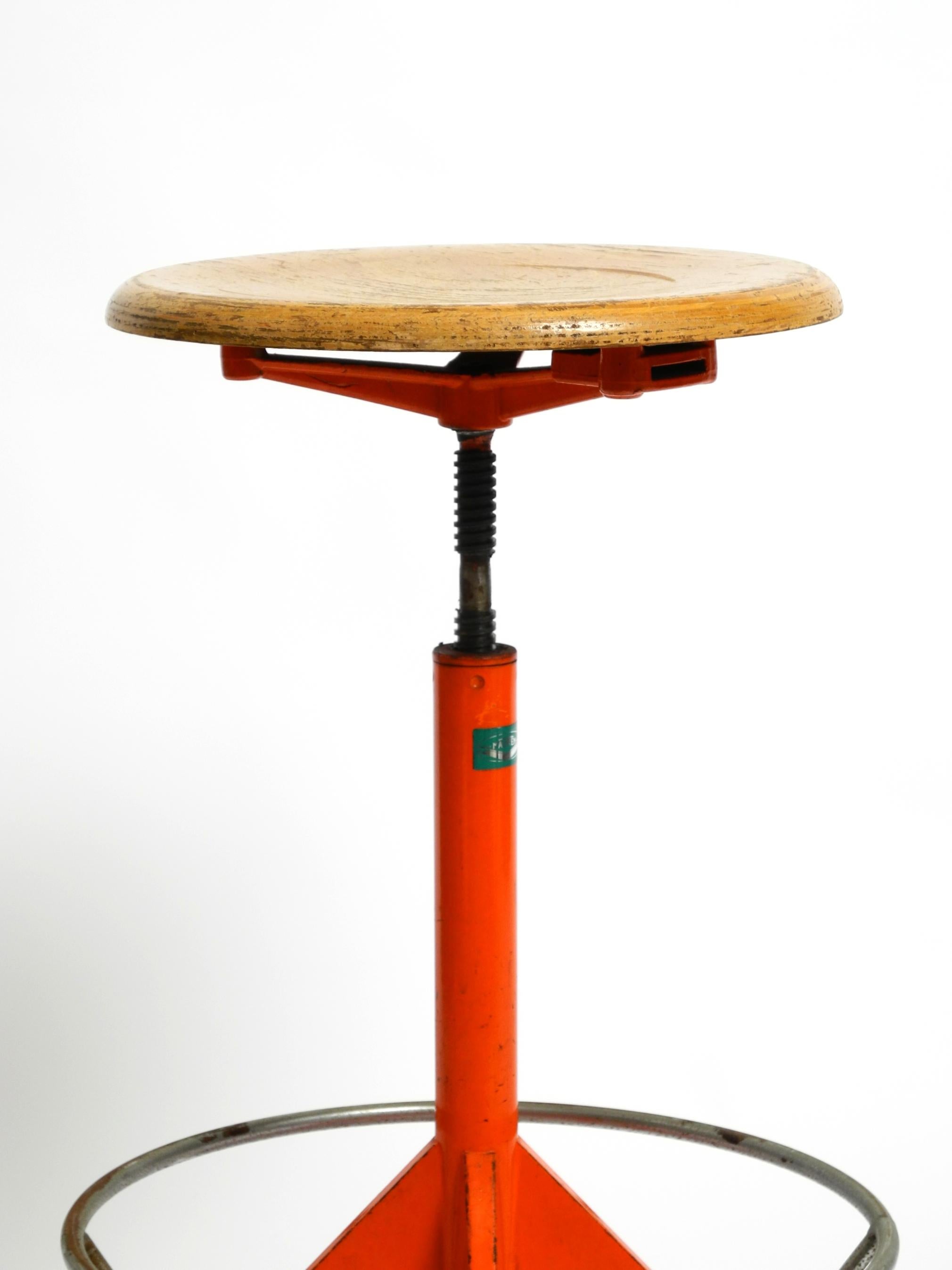 Rare tabouret en métal massif de l'industrie italienne du milieu du siècle par Mautren en orange rare en vente 9