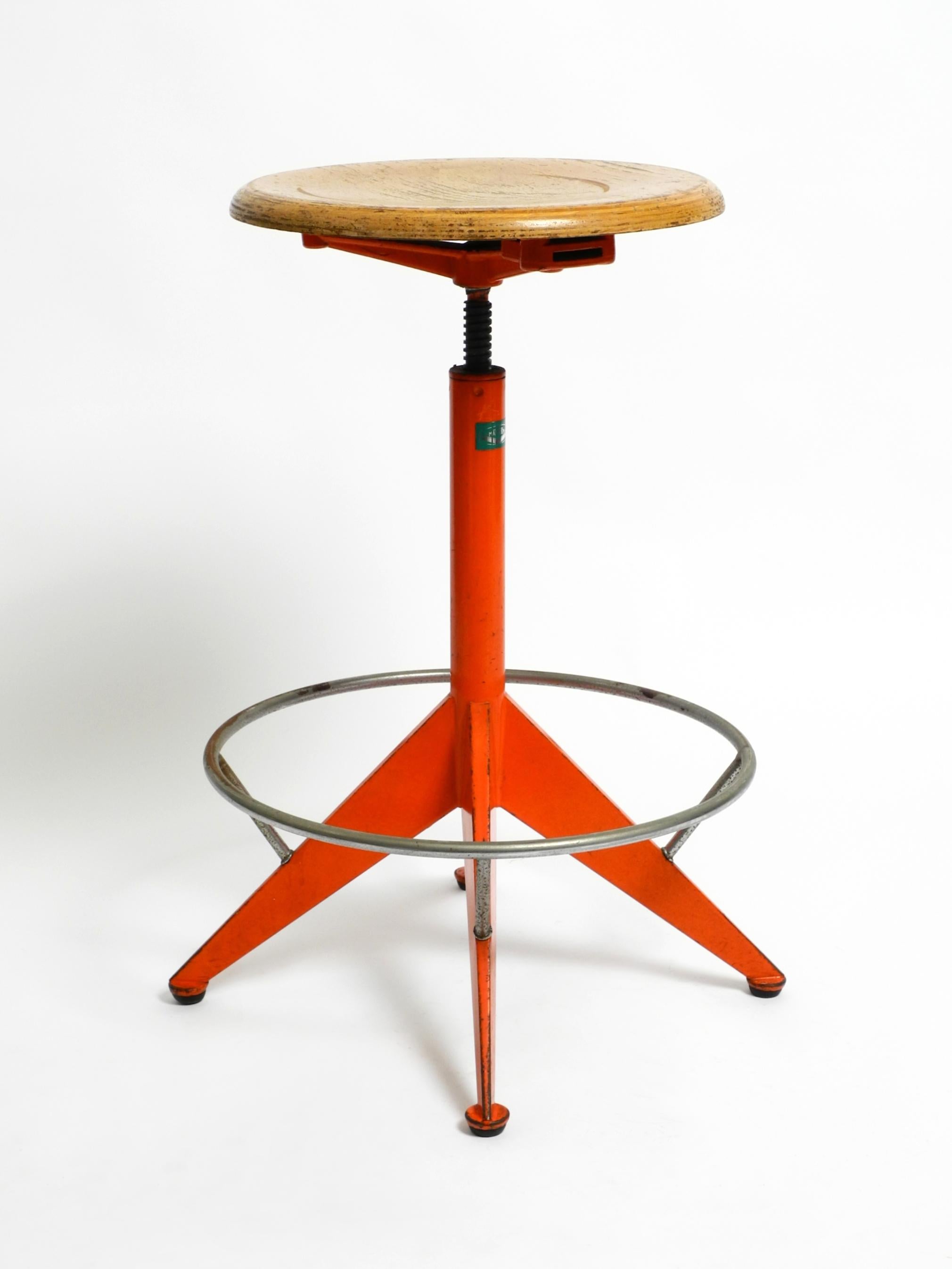 Rare tabouret en métal massif de l'industrie italienne du milieu du siècle par Mautren en orange rare en vente 12