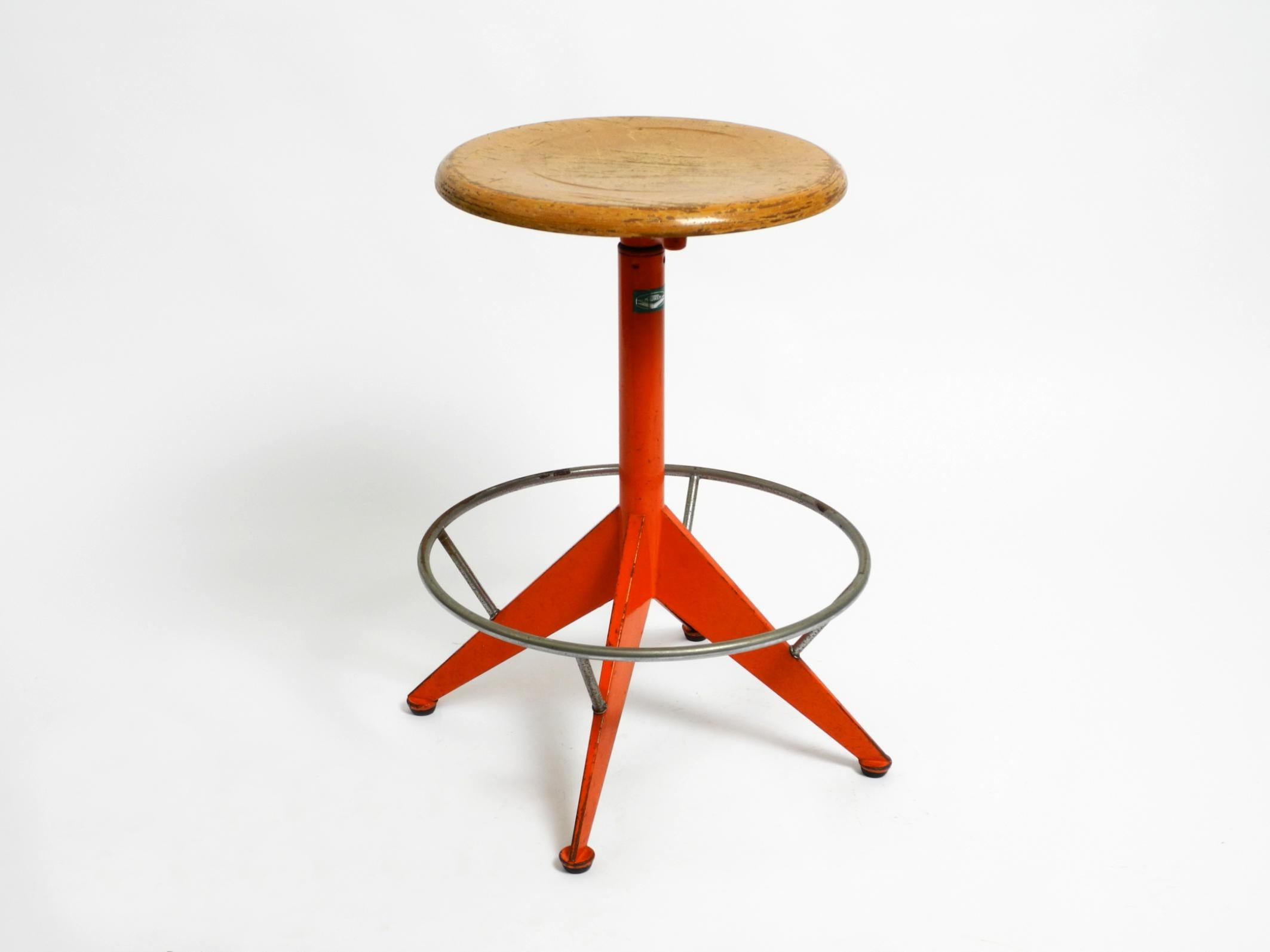 Rare tabouret en métal massif de l'industrie italienne du milieu du siècle par Mautren en orange rare en vente 13
