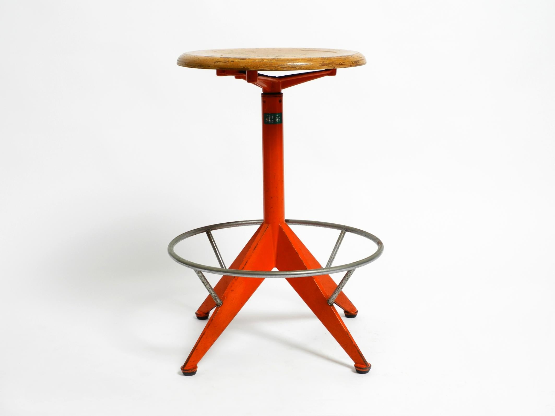 Rare tabouret en métal massif de l'industrie italienne du milieu du siècle par Mautren en orange rare Bon état - En vente à München, DE