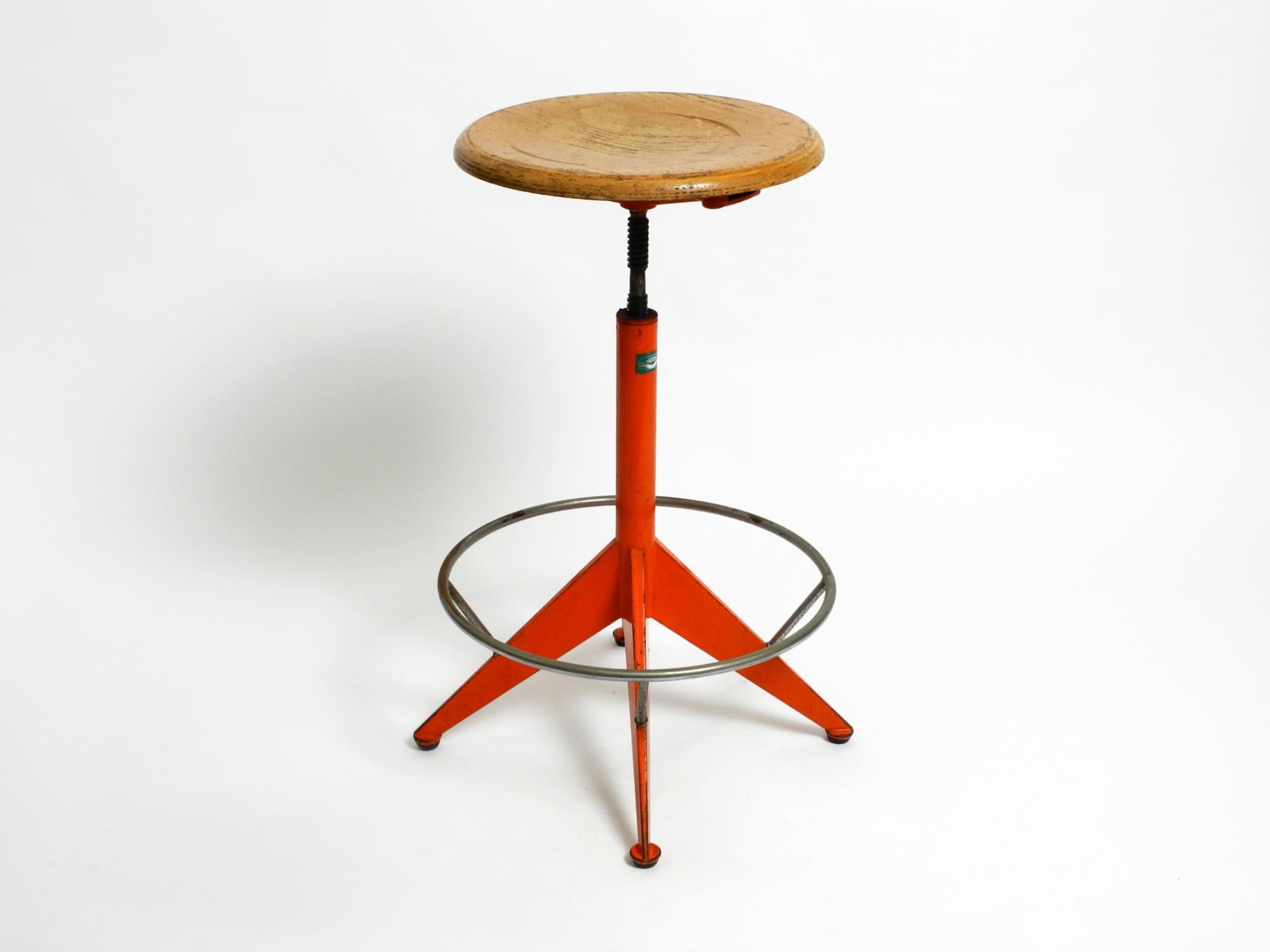 Milieu du XXe siècle Rare tabouret en métal massif de l'industrie italienne du milieu du siècle par Mautren en orange rare en vente