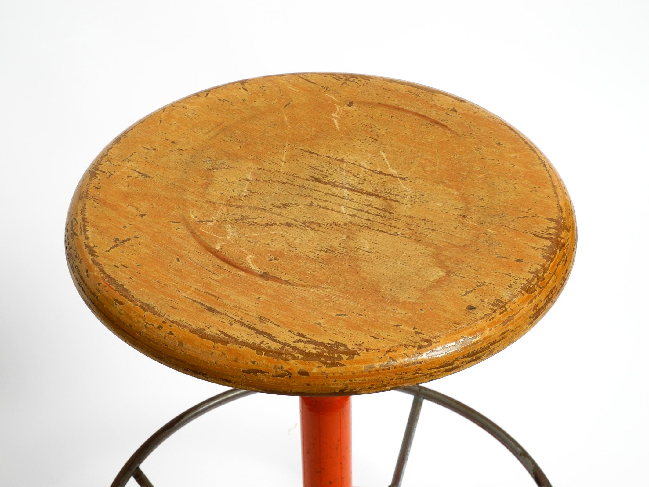 Contreplaqué Rare tabouret en métal massif de l'industrie italienne du milieu du siècle par Mautren en orange rare en vente