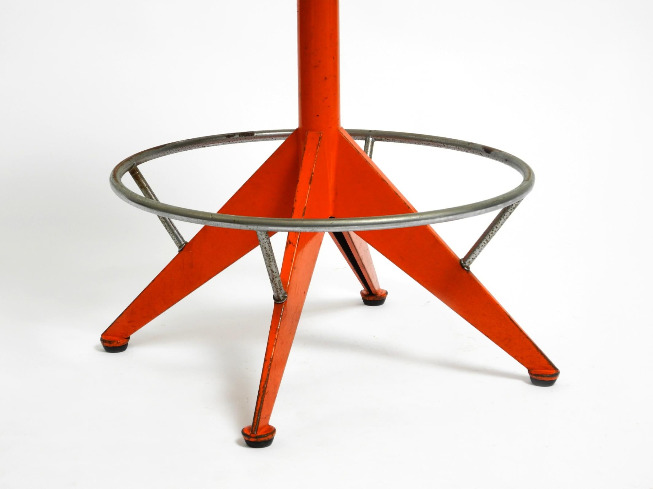 Rare tabouret en métal massif de l'industrie italienne du milieu du siècle par Mautren en orange rare en vente 1