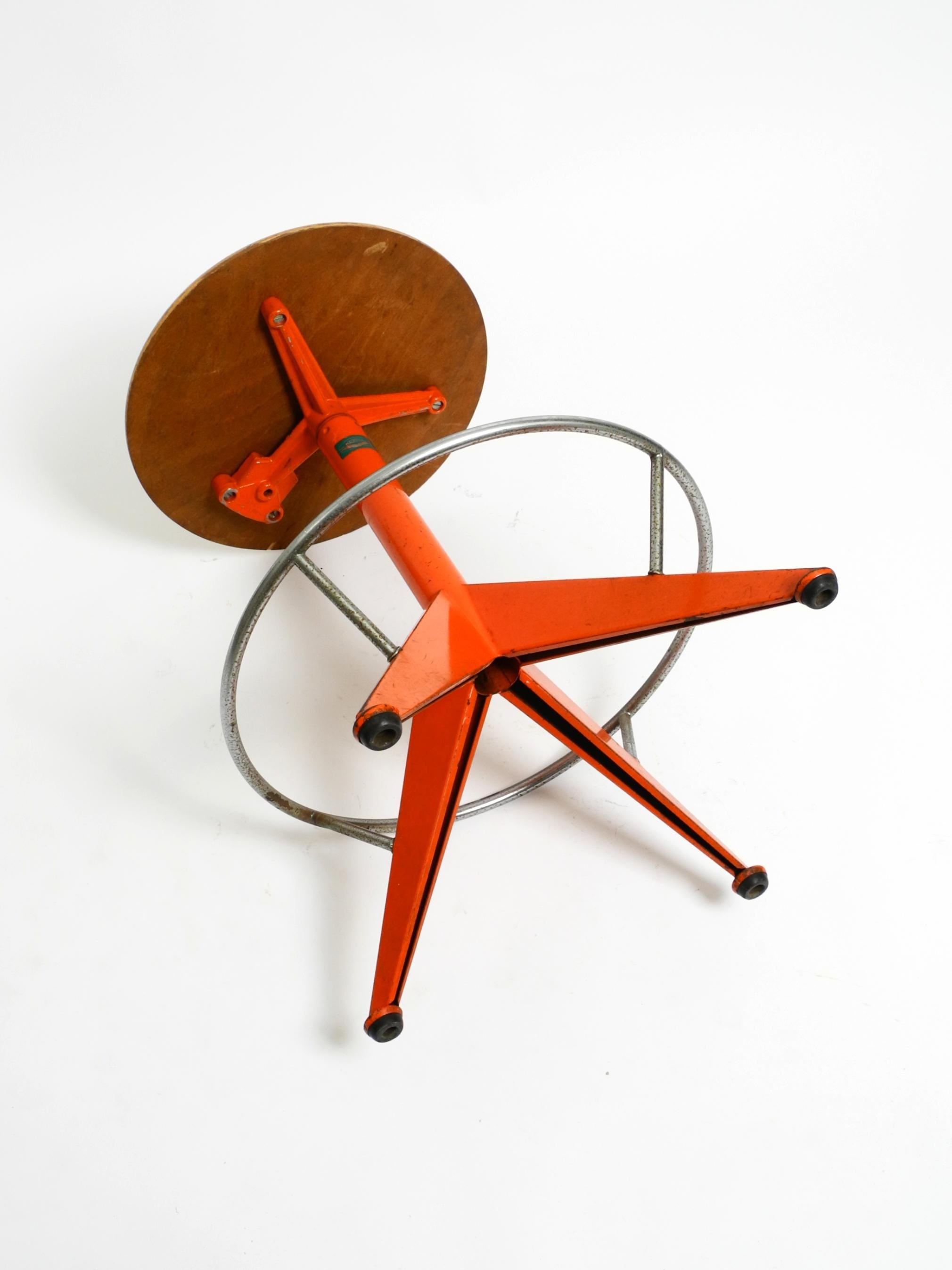 Rare tabouret en métal massif de l'industrie italienne du milieu du siècle par Mautren en orange rare en vente 2