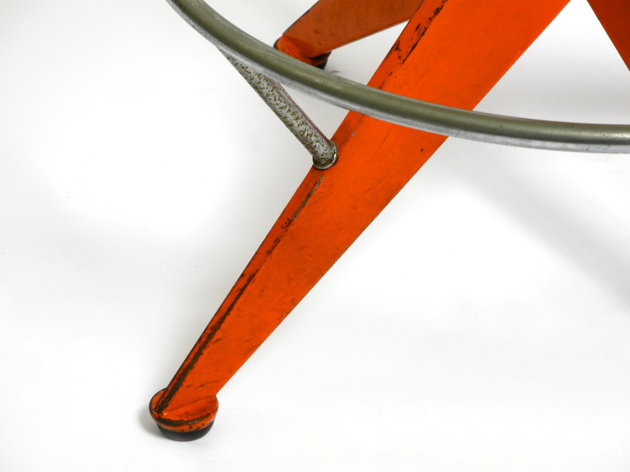 Rare tabouret en métal massif de l'industrie italienne du milieu du siècle par Mautren en orange rare en vente 3
