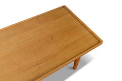 Raro tavolino da caffè in Oak massiccio di Hans Wegner per Johannes Hansen