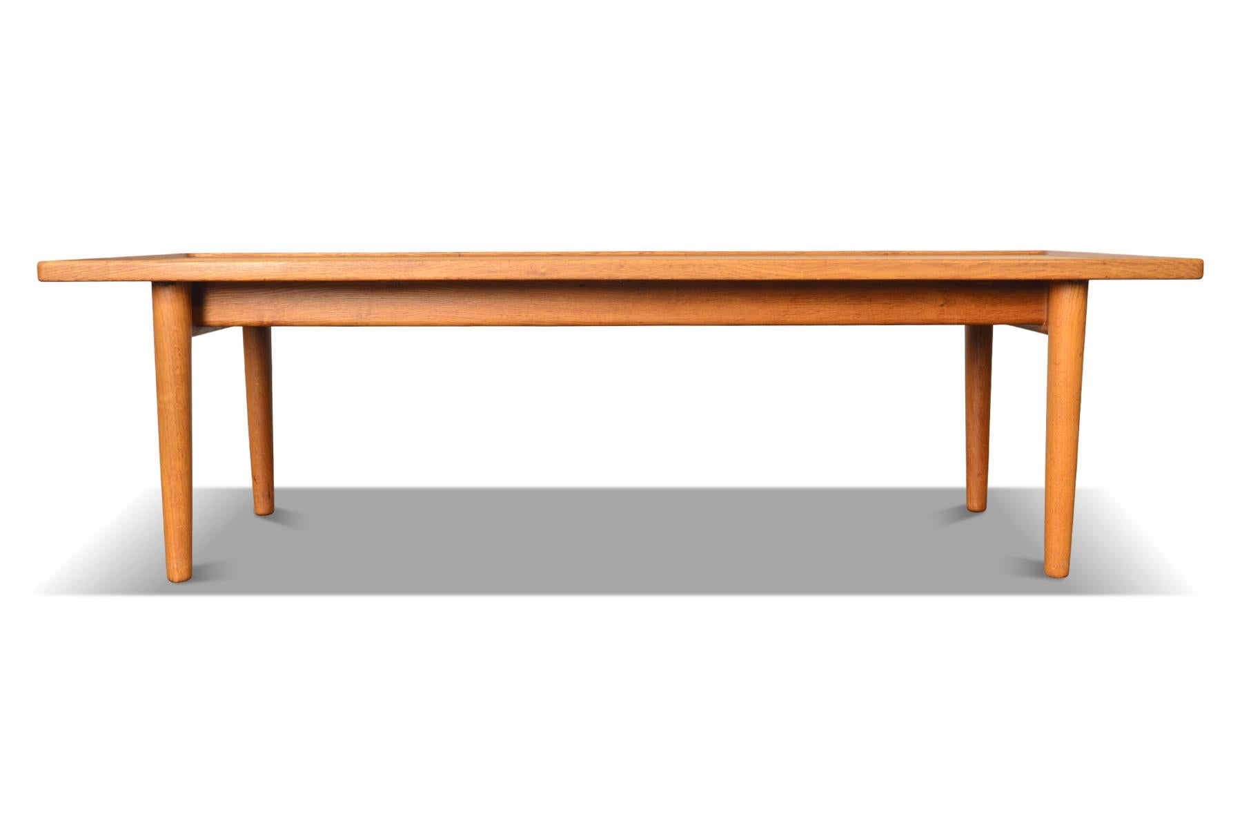 Mid-Century Modern Rare table basse en chêne massif de Hans Wegner pour Johannes Hansen en vente