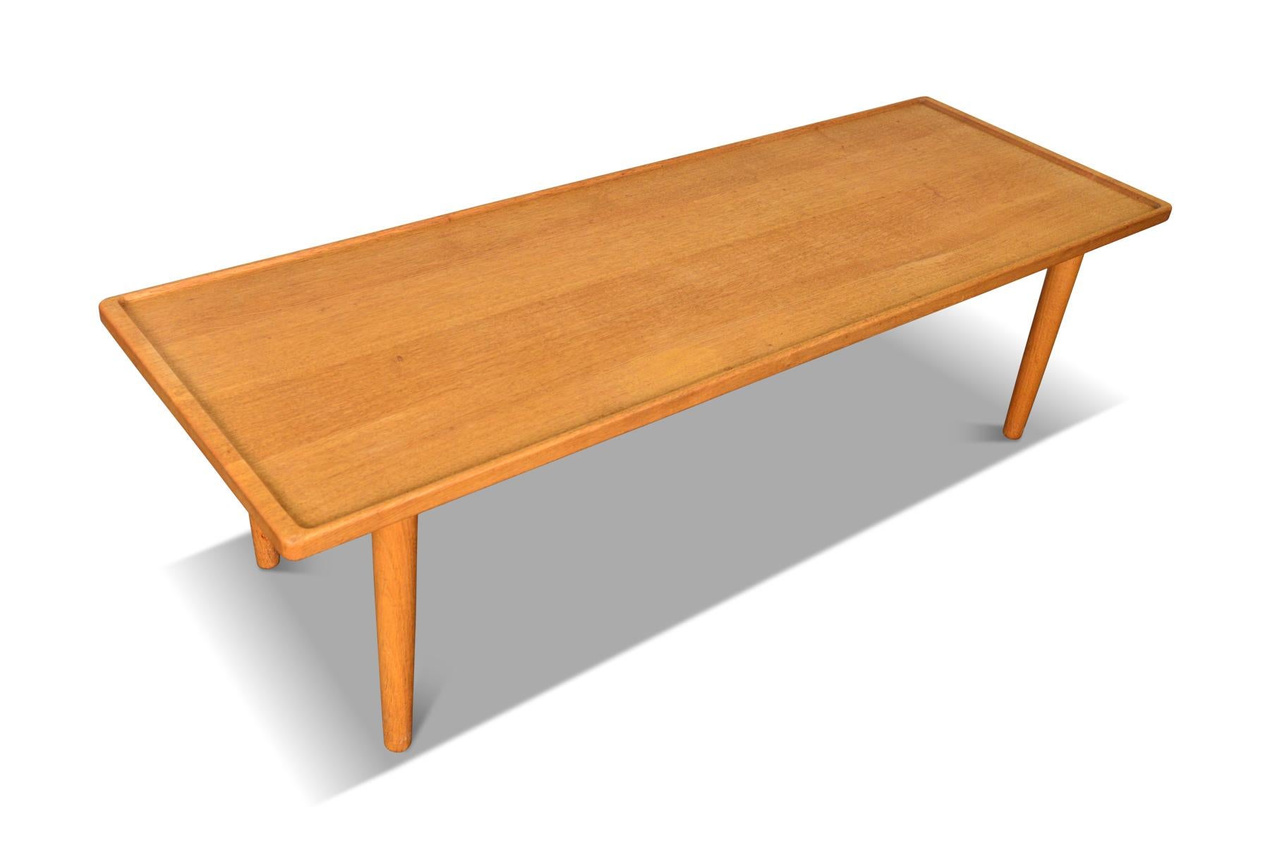 Danois Rare table basse en chêne massif de Hans Wegner pour Johannes Hansen en vente