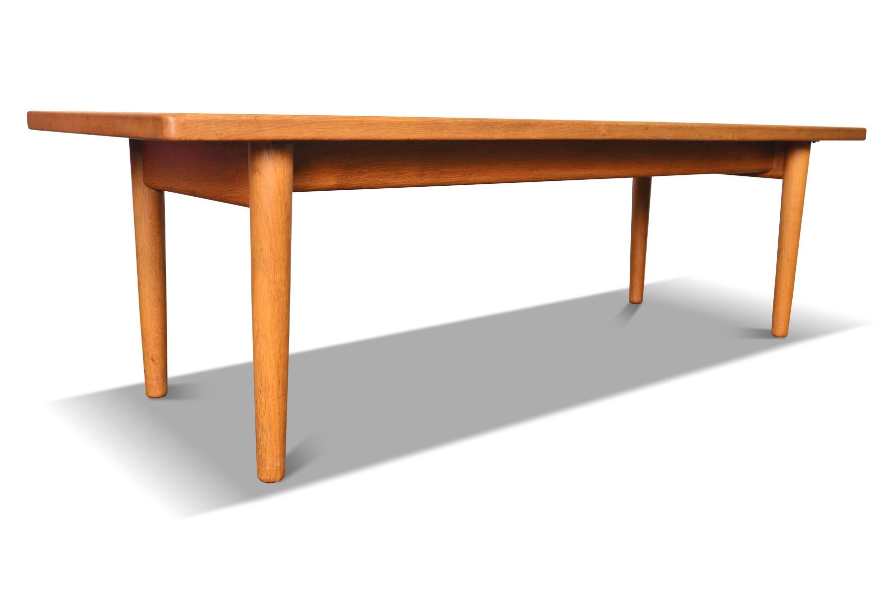 20ième siècle Rare table basse en chêne massif de Hans Wegner pour Johannes Hansen en vente