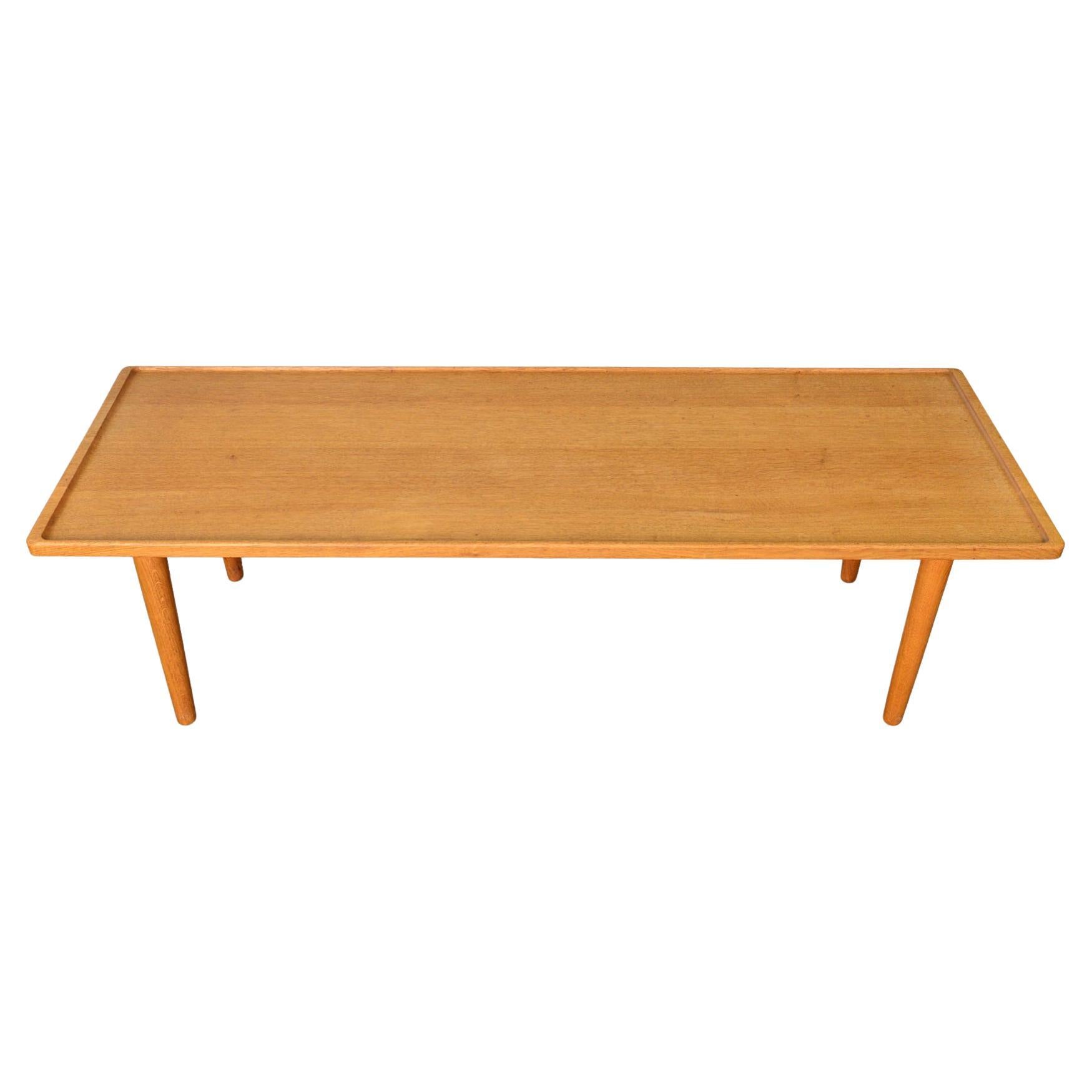 Rare table basse en chêne massif de Hans Wegner pour Johannes Hansen