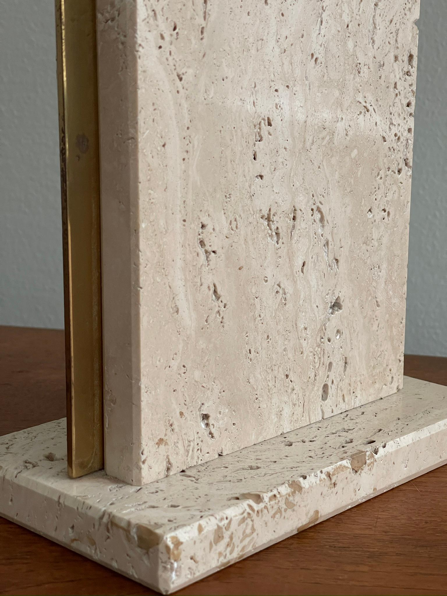 Rara e solida coppia di lampade da tavolo francesi degli anni '70 realizzate in ottone e travertino. in vendita 3