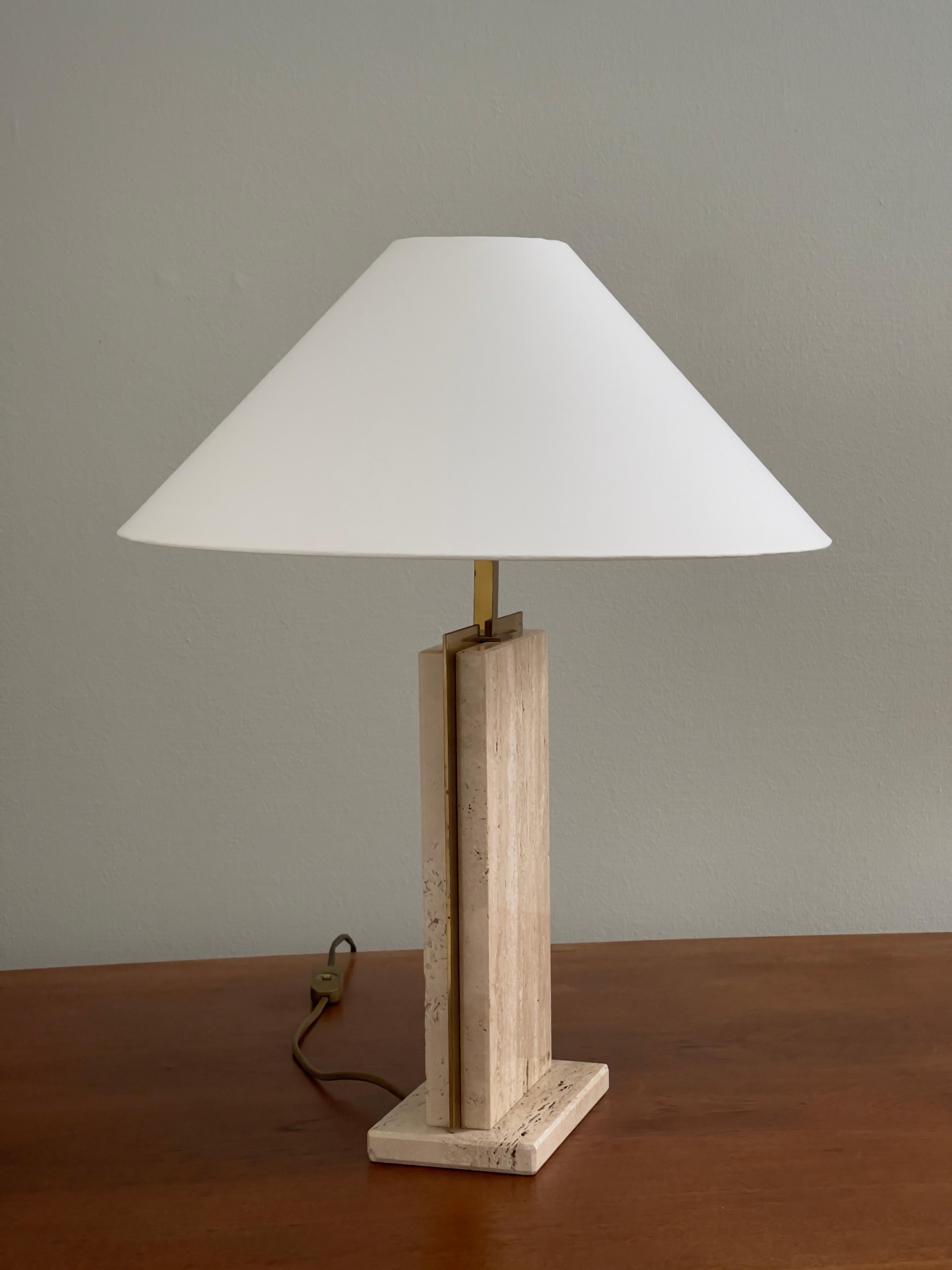 Rara e solida coppia di lampade da tavolo francesi degli anni '70 realizzate in ottone e travertino. in vendita 4