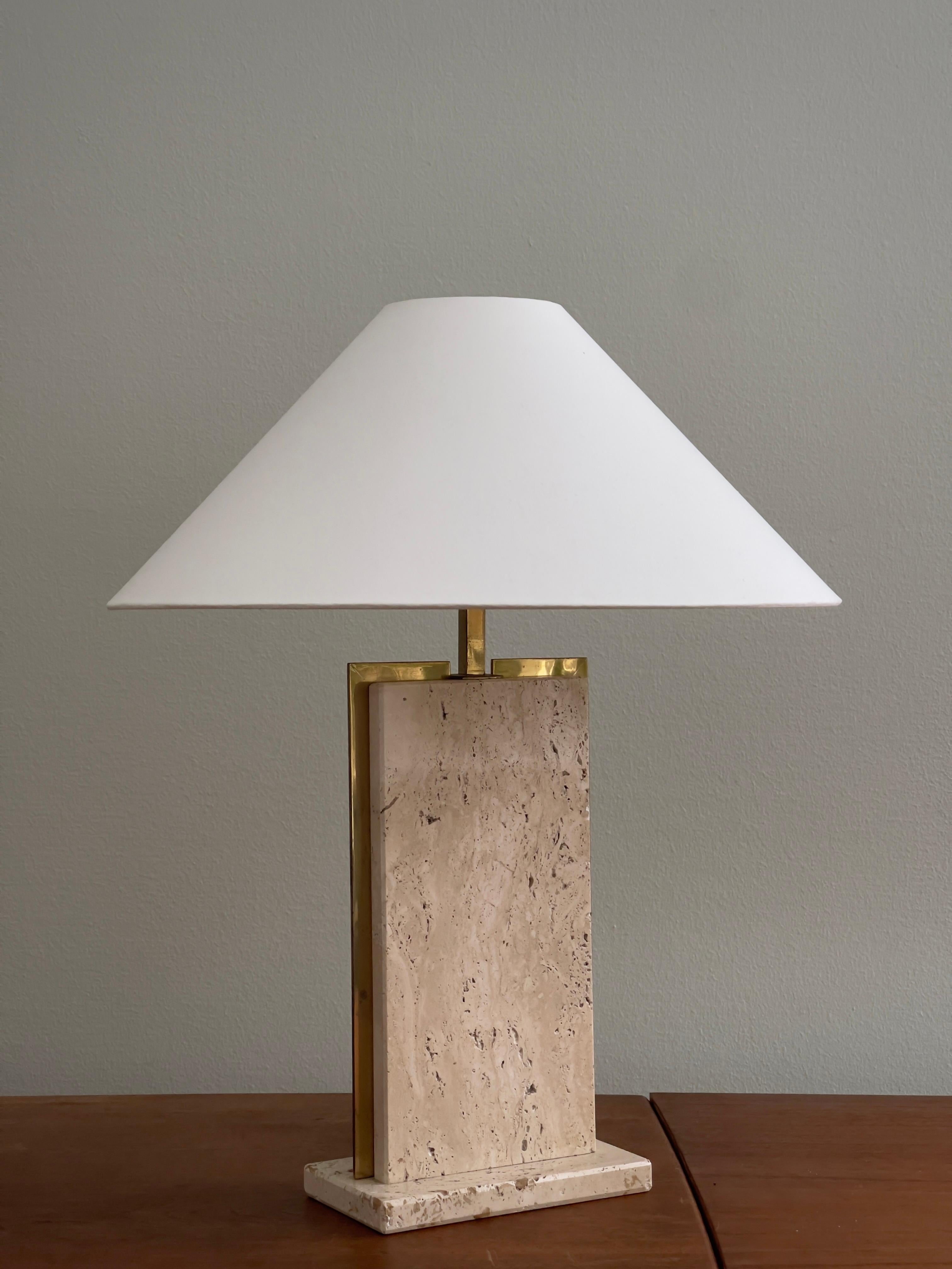 Rara e solida coppia di lampade da tavolo francesi degli anni '70 realizzate in ottone e travertino. in vendita 5