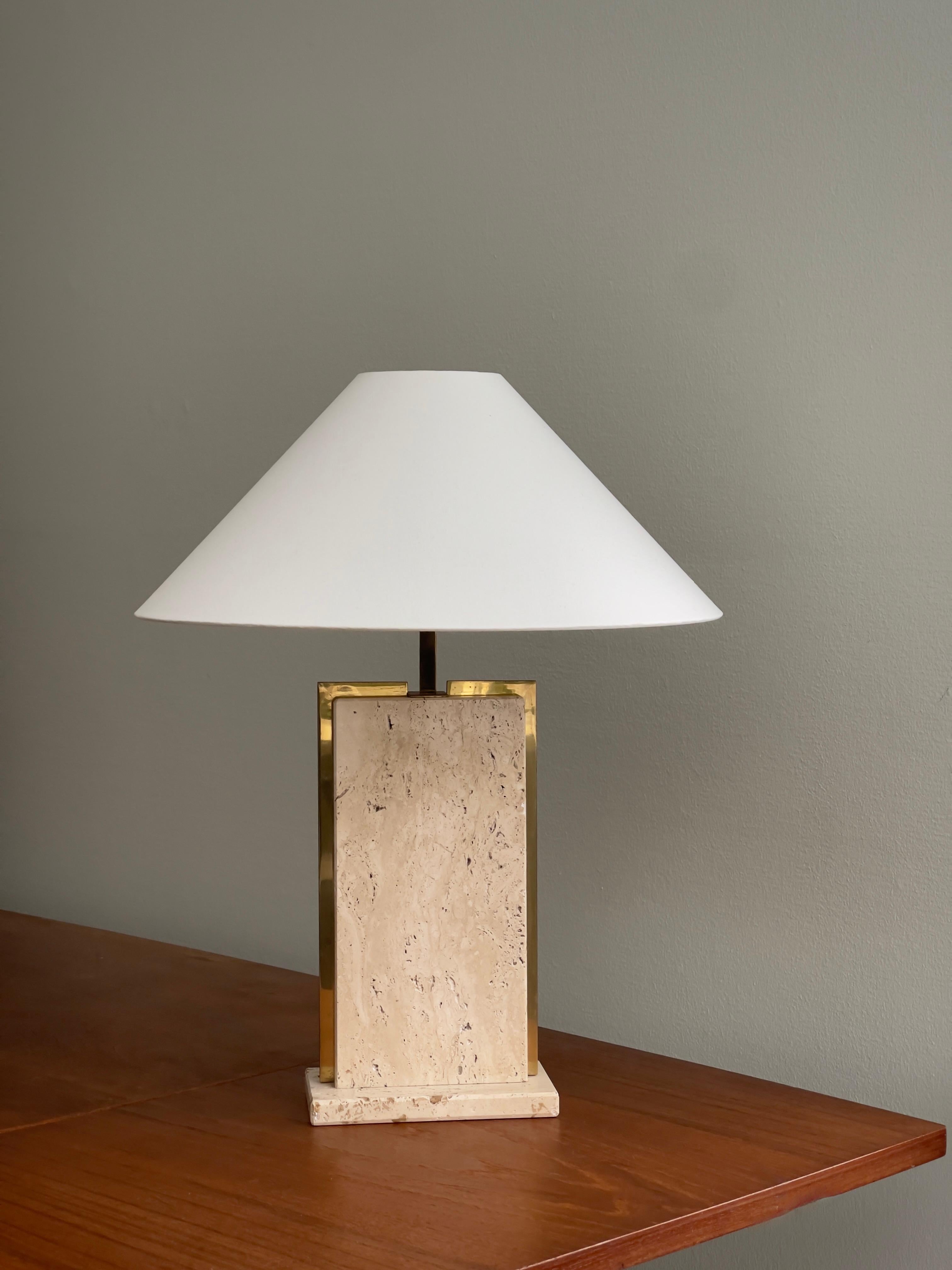 Postmoderno Rara e solida coppia di lampade da tavolo francesi degli anni '70 realizzate in ottone e travertino. in vendita