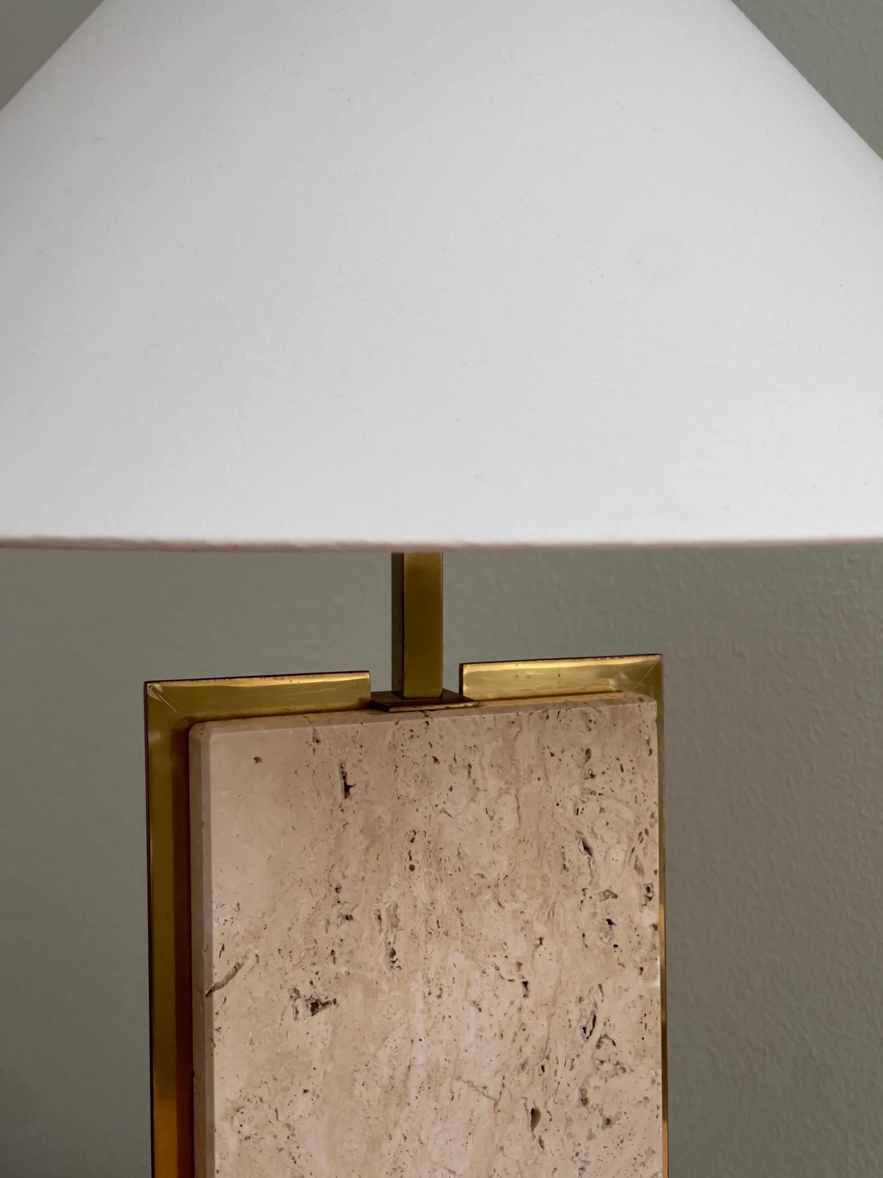 Francese Rara e solida coppia di lampade da tavolo francesi degli anni '70 realizzate in ottone e travertino. in vendita