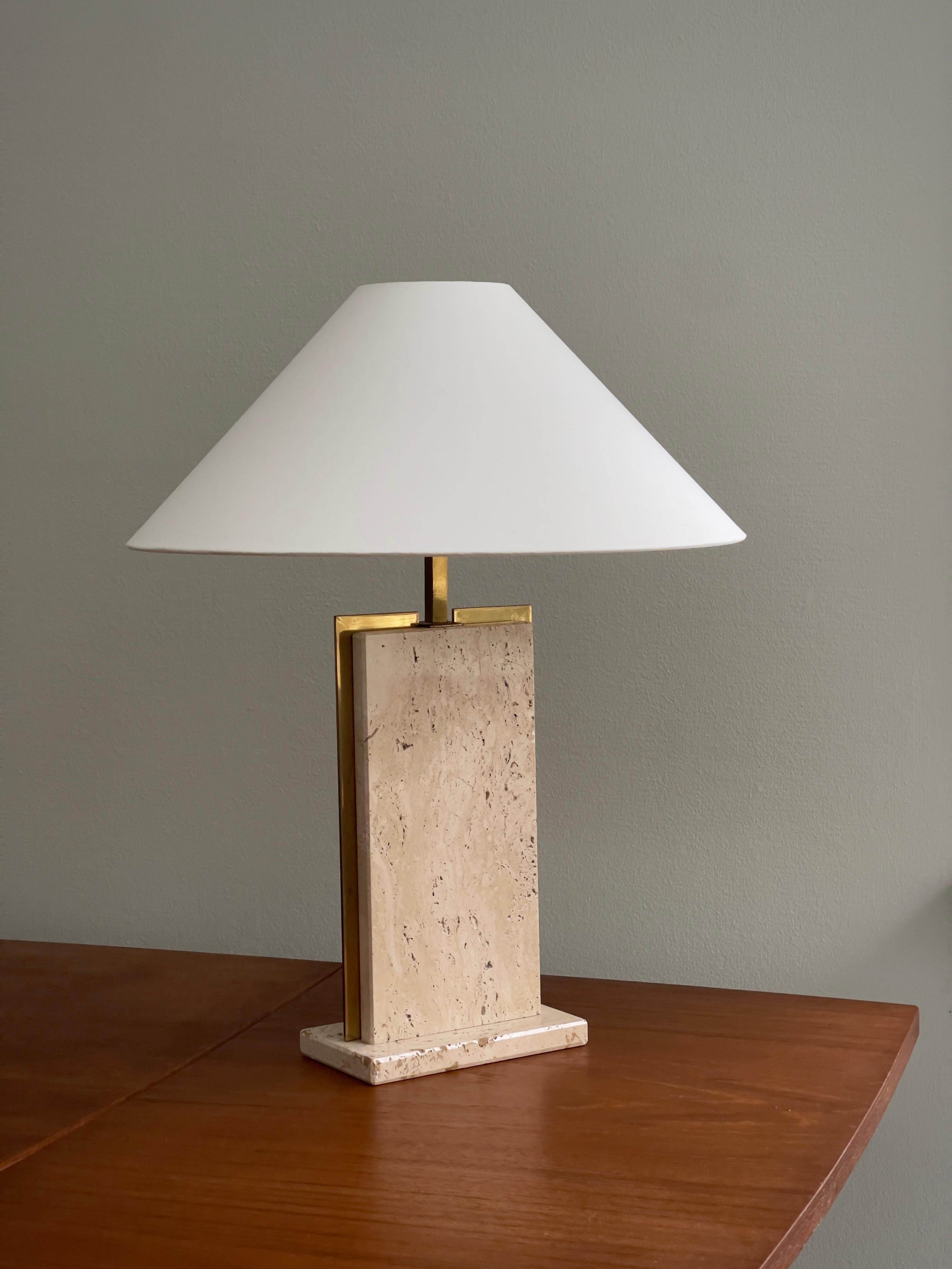 Fine XX secolo Rara e solida coppia di lampade da tavolo francesi degli anni '70 realizzate in ottone e travertino. in vendita