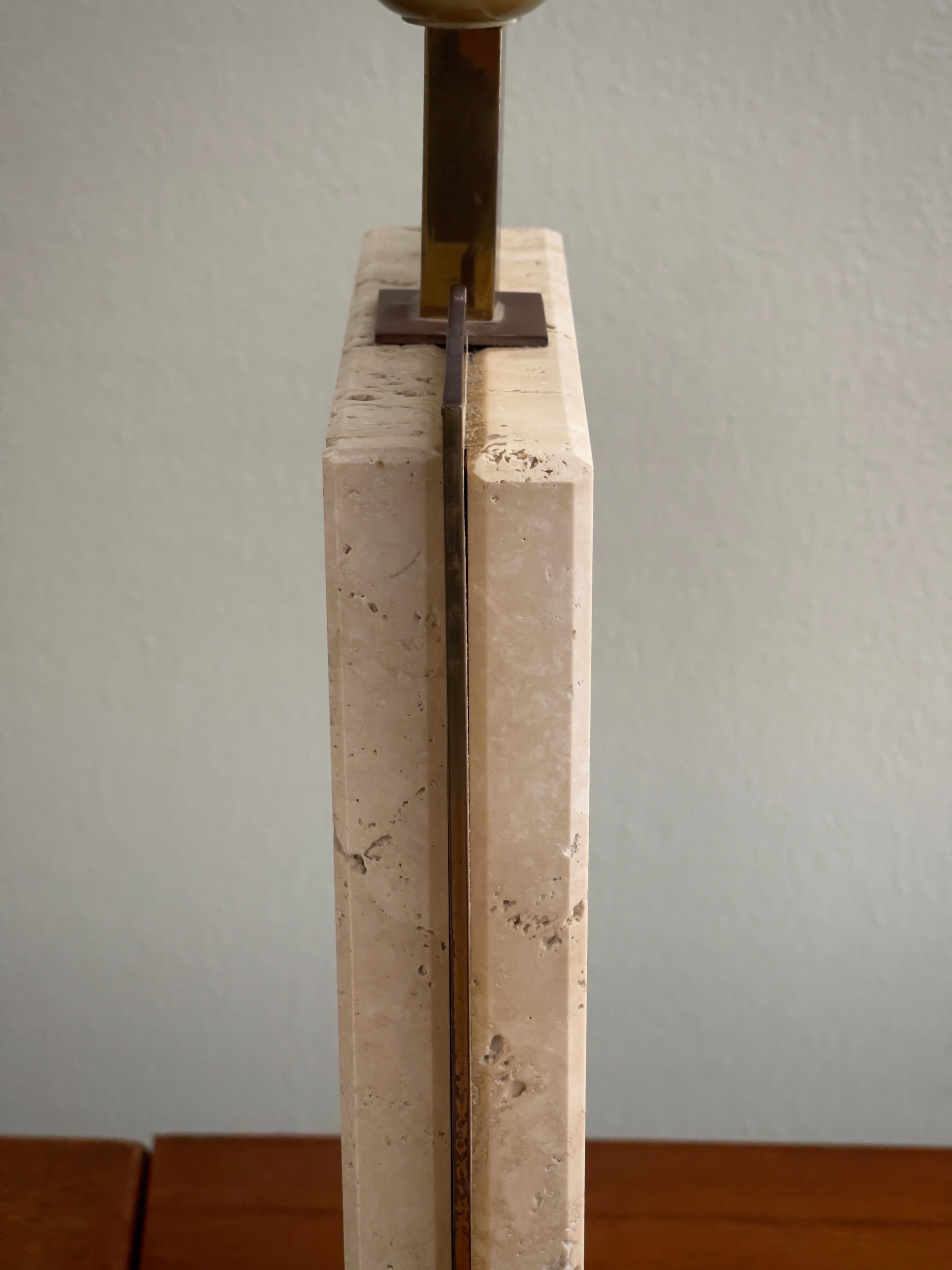 Travertino Rara e solida coppia di lampade da tavolo francesi degli anni '70 realizzate in ottone e travertino. in vendita