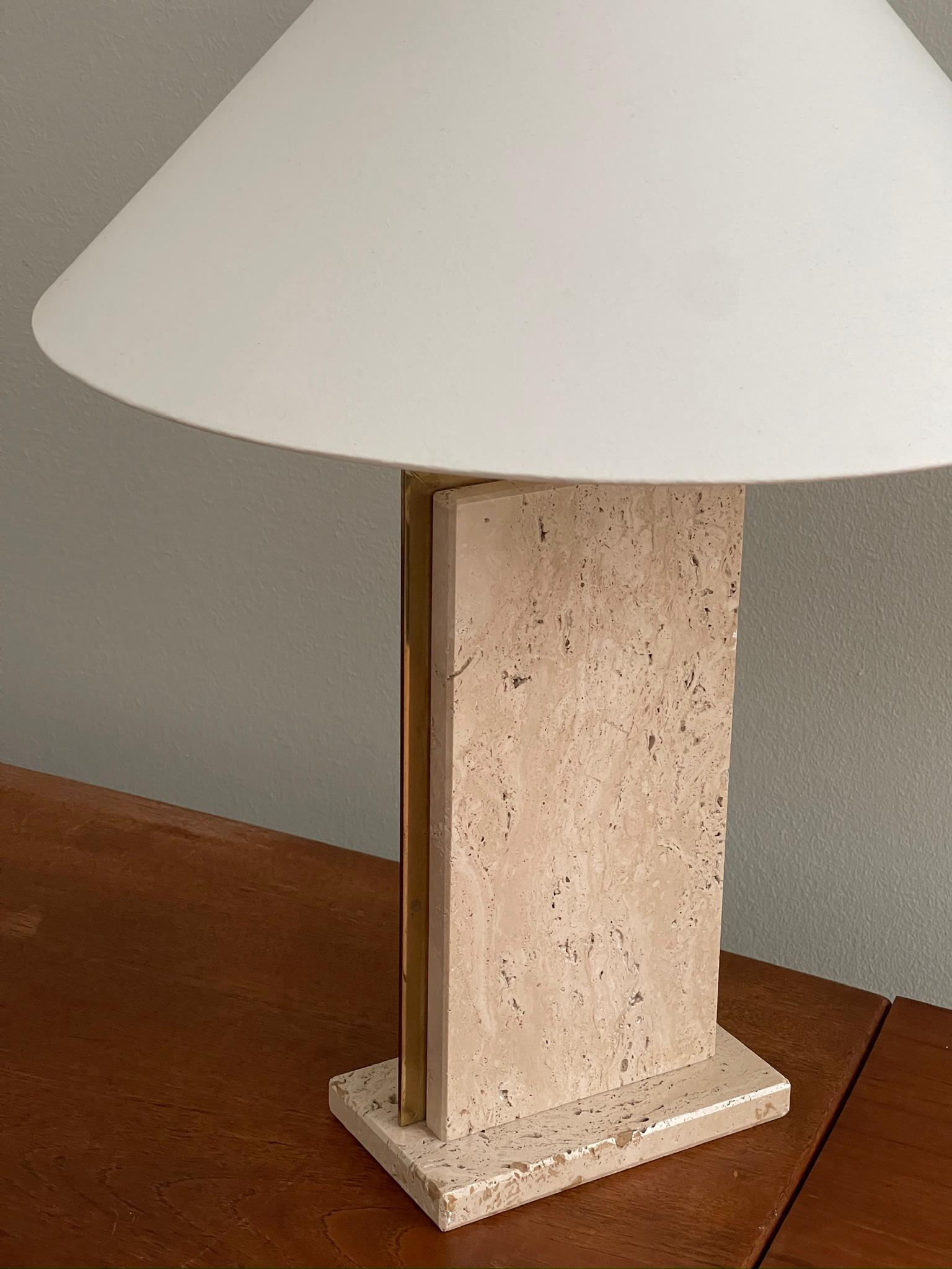 Rara e solida coppia di lampade da tavolo francesi degli anni '70 realizzate in ottone e travertino. in vendita 1