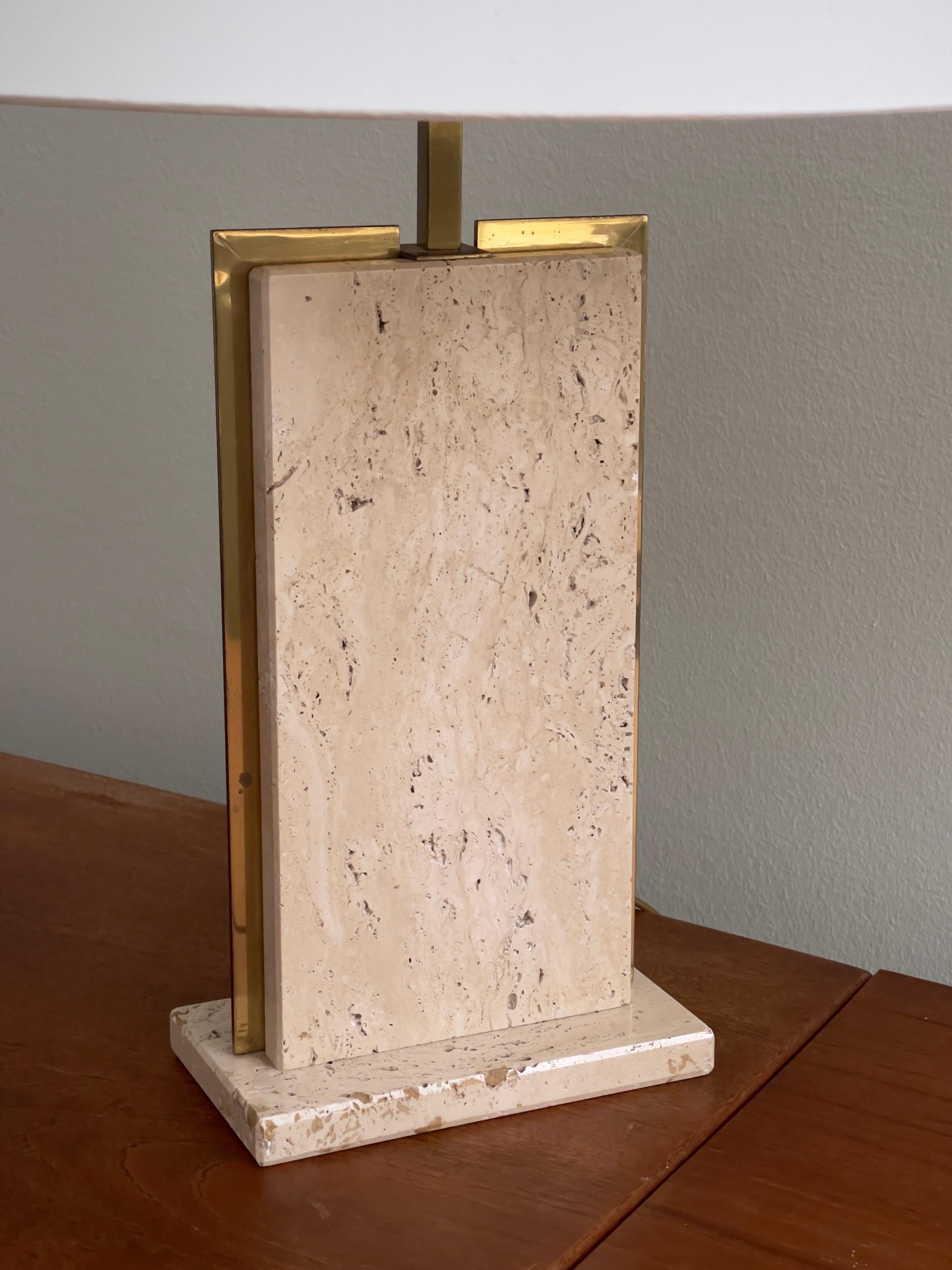 Rara e solida coppia di lampade da tavolo francesi degli anni '70 realizzate in ottone e travertino. in vendita 2
