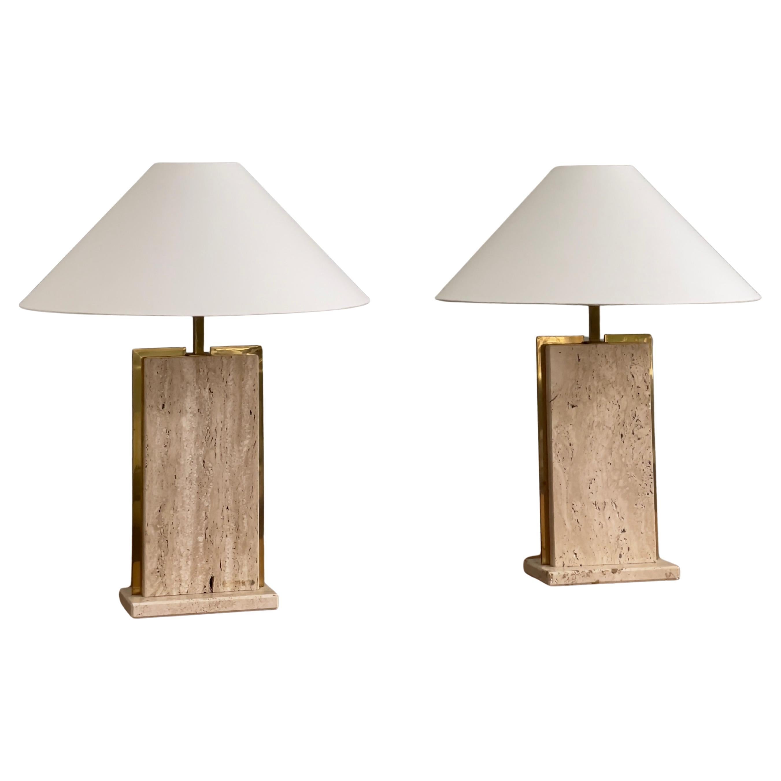 Rara e solida coppia di lampade da tavolo francesi degli anni '70 realizzate in ottone e travertino. in vendita