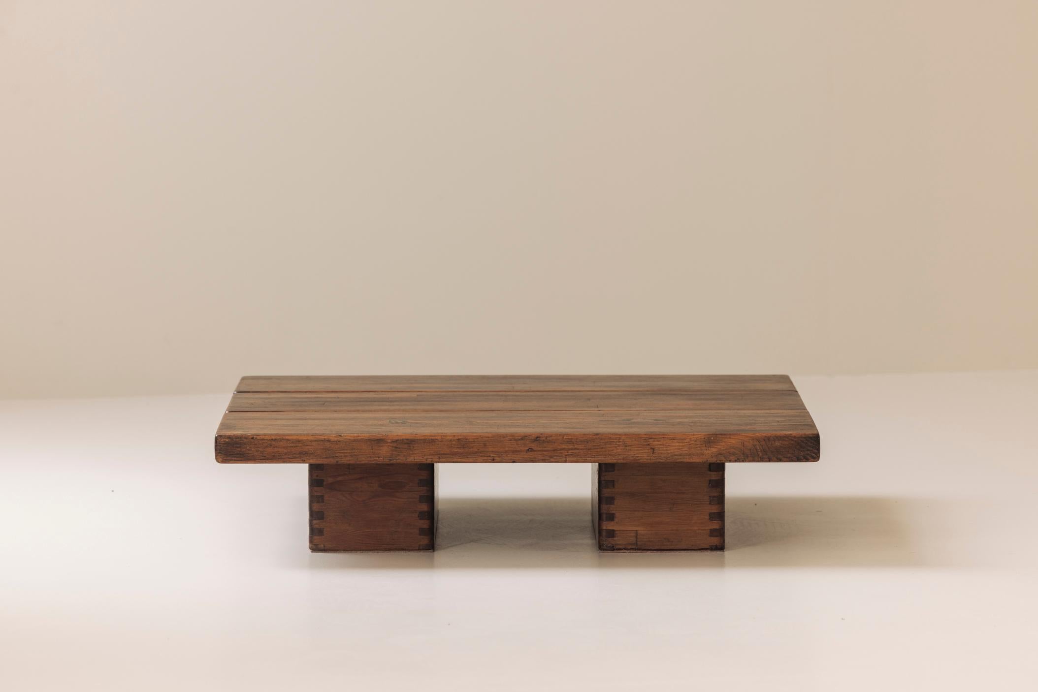 Rare table basse en pin massif par Ilmari Tapiovaara pour Laukaan Puu, Finlande années 1950 en vente 3