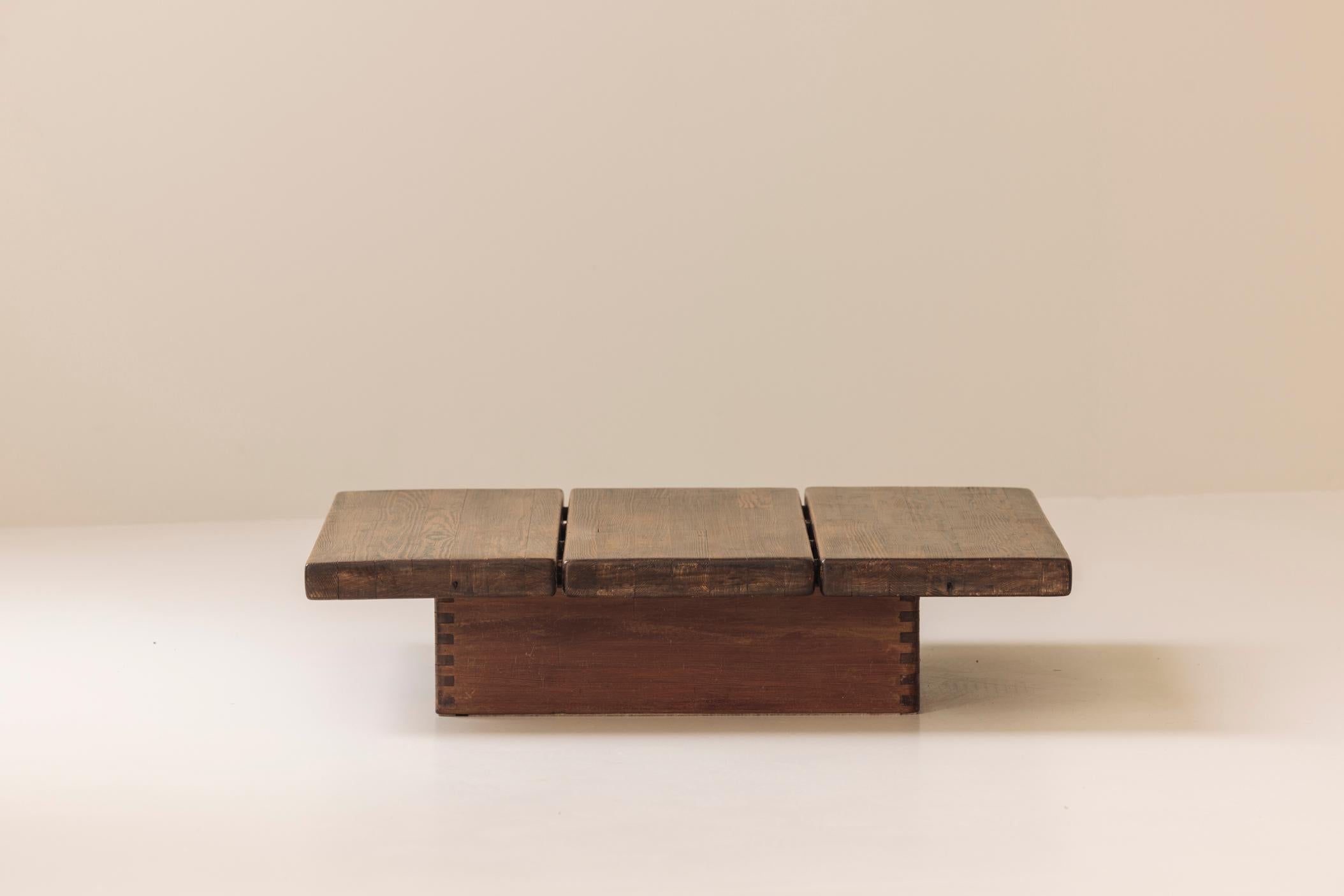 Rare table basse en pin massif par Ilmari Tapiovaara pour Laukaan Puu, Finlande années 1950 en vente 4