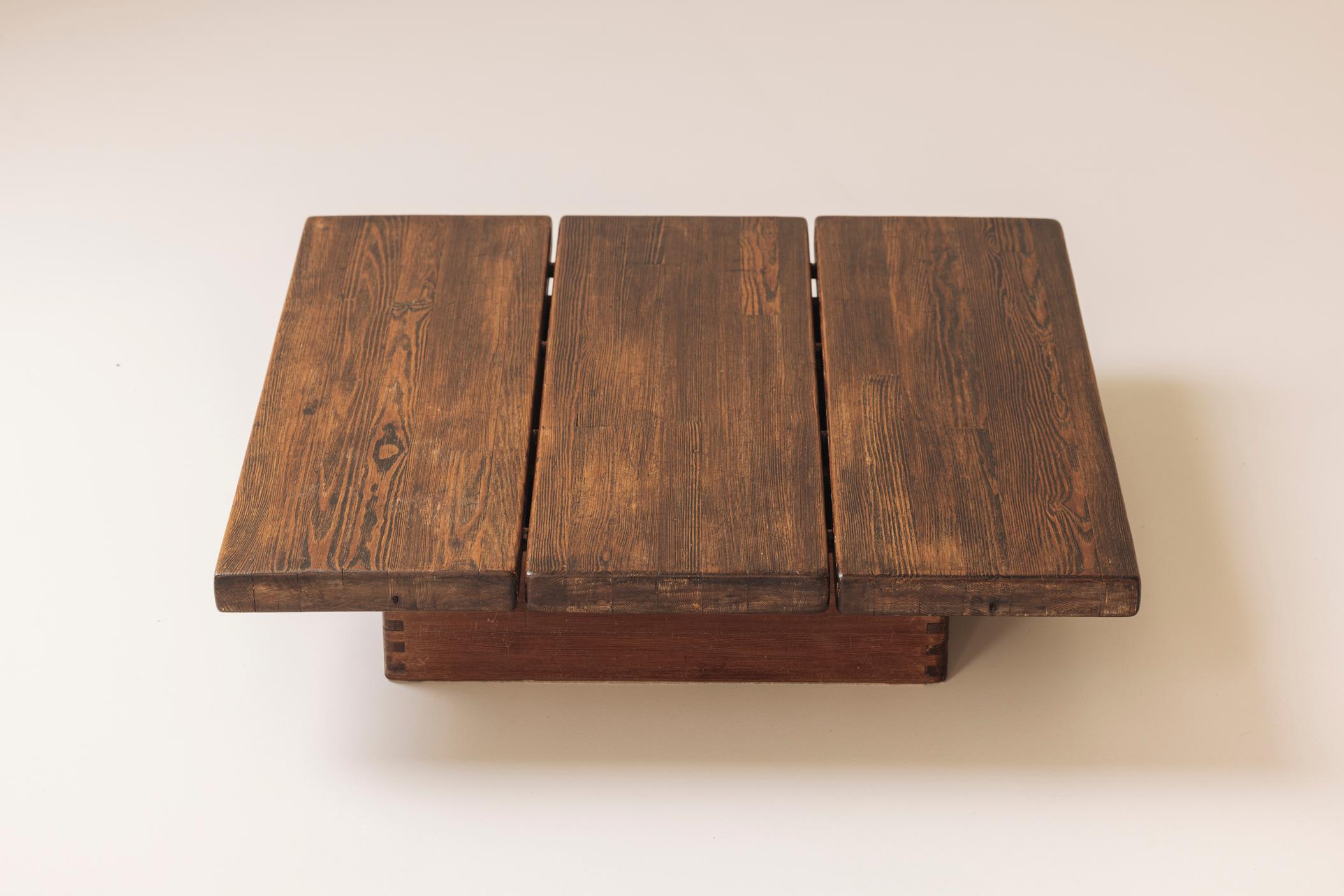 Rare table basse en pin massif par Ilmari Tapiovaara pour Laukaan Puu, Finlande années 1950 en vente 5