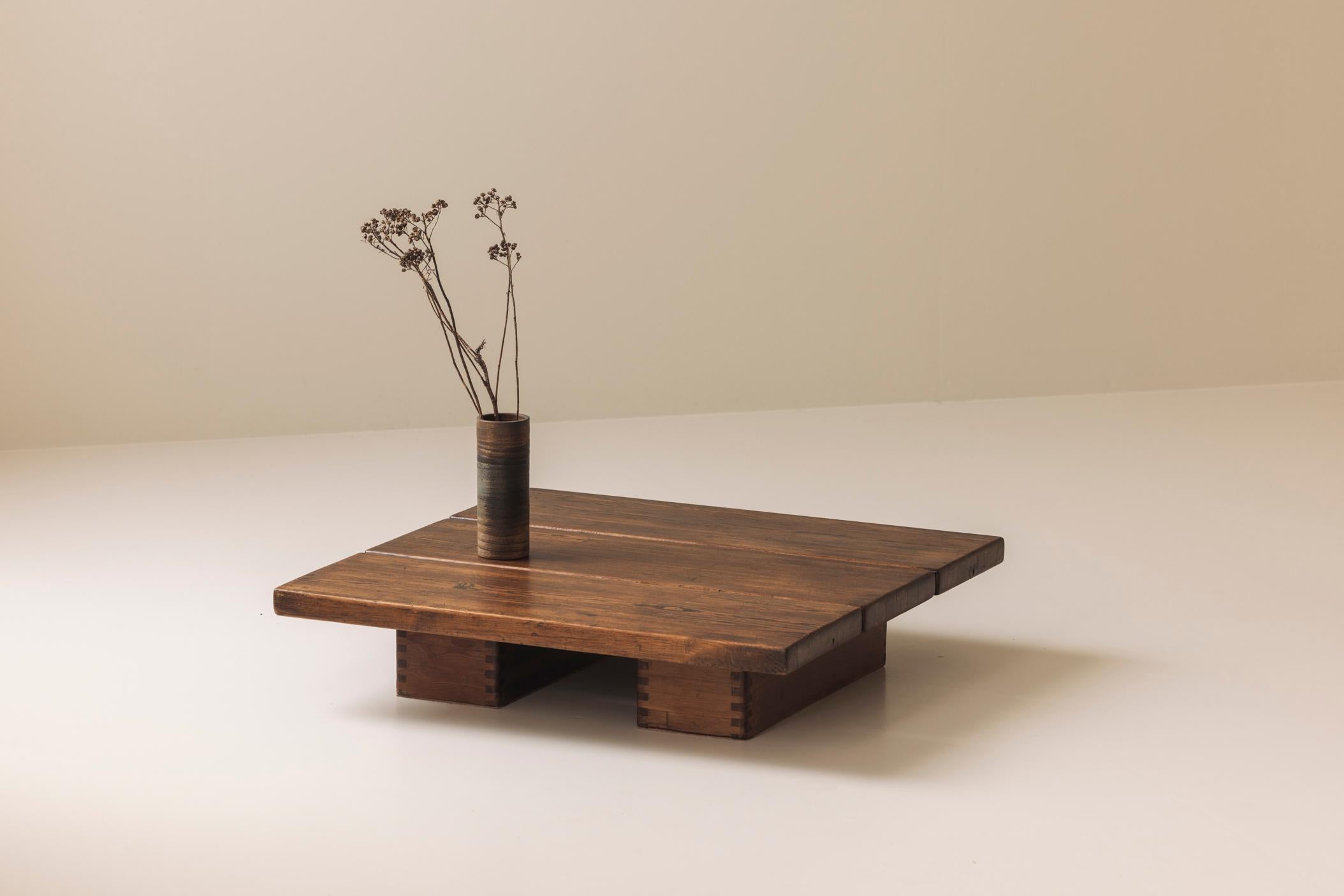 Rare table basse en pin massif par Ilmari Tapiovaara pour Laukaan Puu, Finlande années 1950 en vente 6