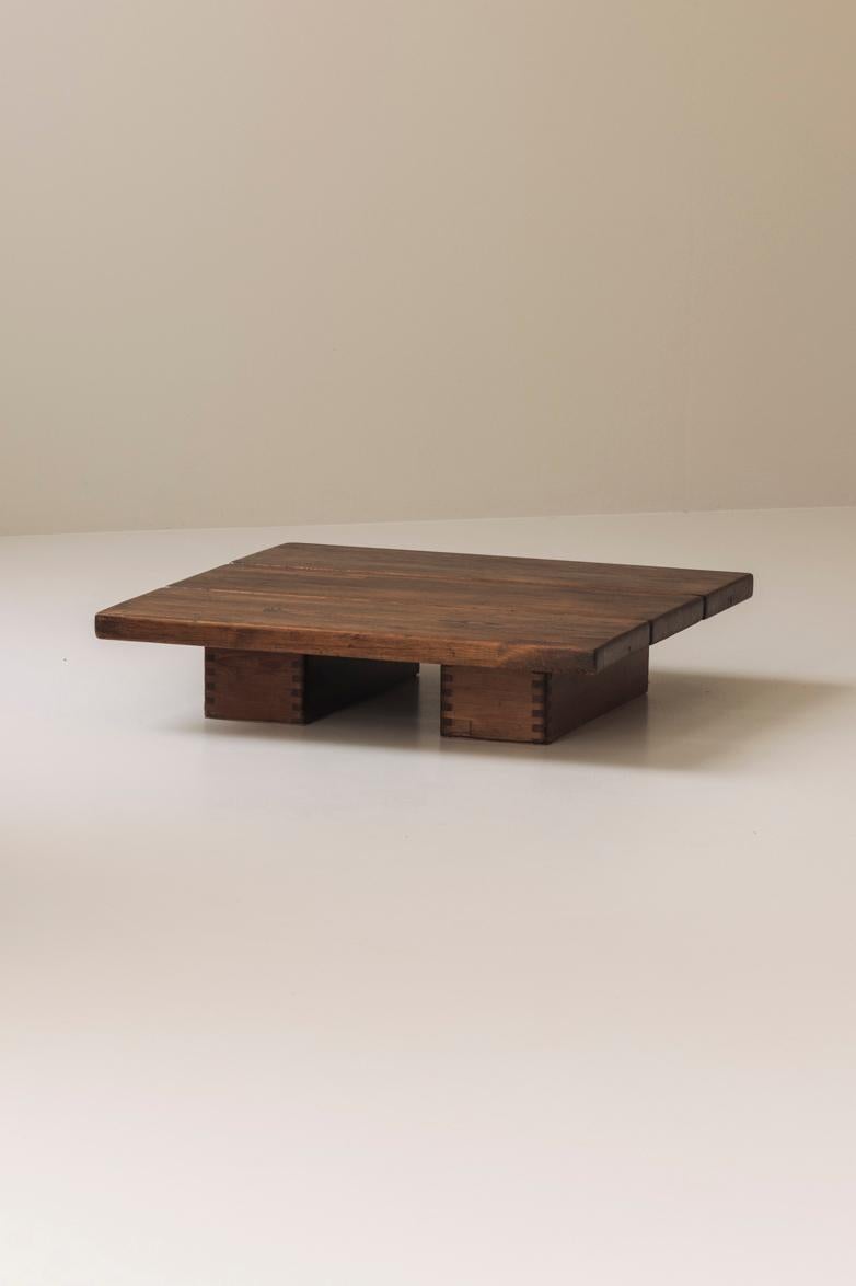 Magnifique exemple du design nordique du début de l'après-guerre, cette table basse en pin massif a été conçue par le célèbre designer finlandais Ilmari Tapiovaara et produite par Laukaan Puu vers 1950. Connu pour sa capacité à associer le