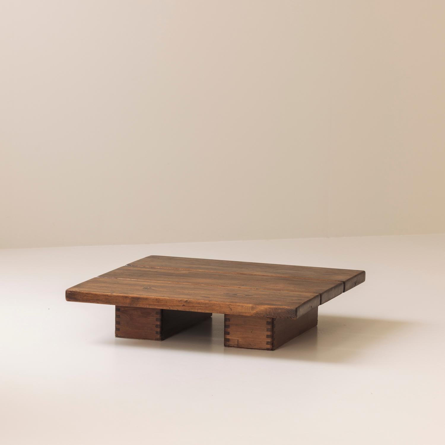 Scandinave moderne Rare table basse en pin massif par Ilmari Tapiovaara pour Laukaan Puu, Finlande années 1950 en vente