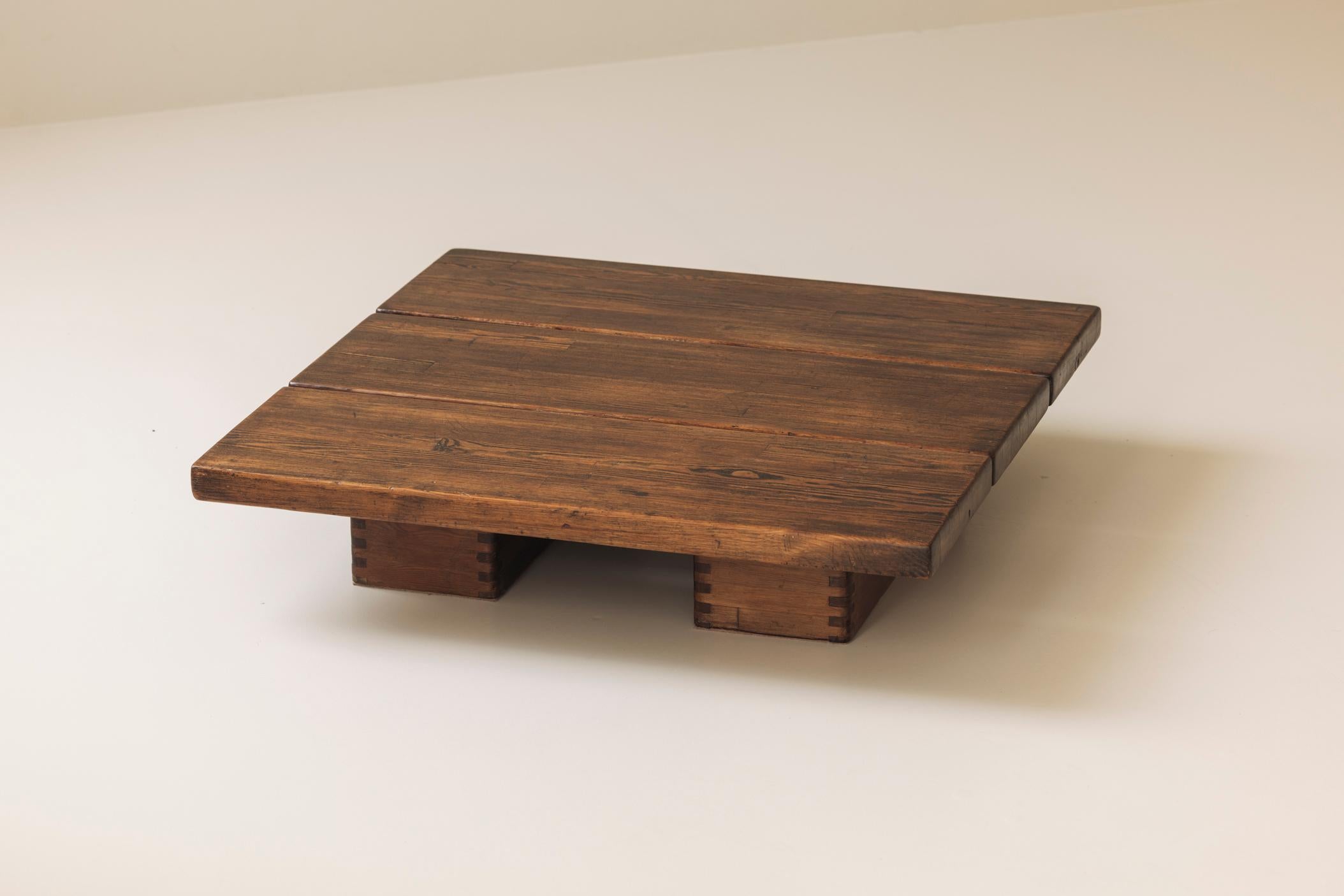 Finlandais Rare table basse en pin massif par Ilmari Tapiovaara pour Laukaan Puu, Finlande années 1950 en vente