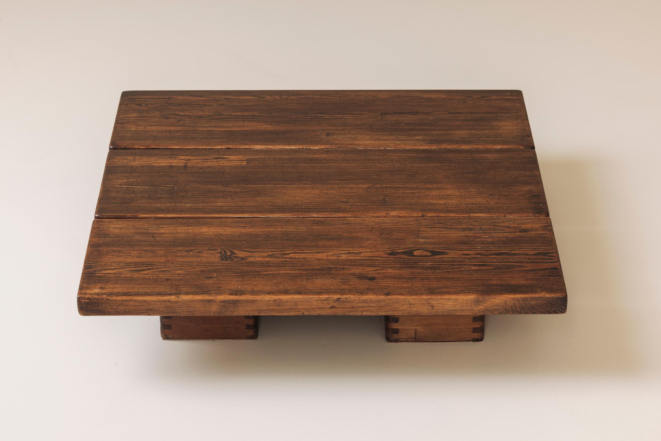 Rare table basse en pin massif par Ilmari Tapiovaara pour Laukaan Puu, Finlande années 1950 Bon état - En vente à Antwerp, BE