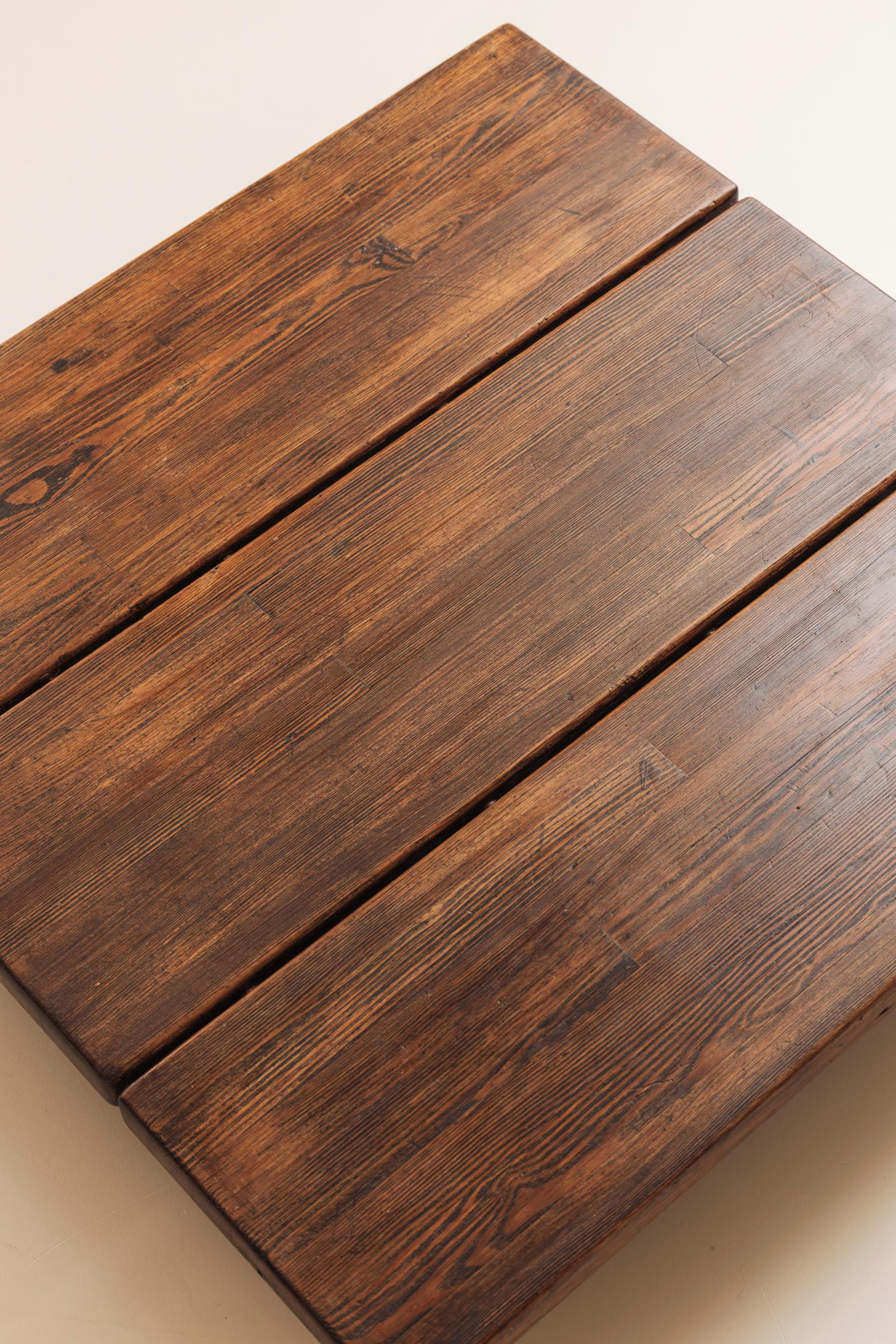 Milieu du XXe siècle Rare table basse en pin massif par Ilmari Tapiovaara pour Laukaan Puu, Finlande années 1950 en vente