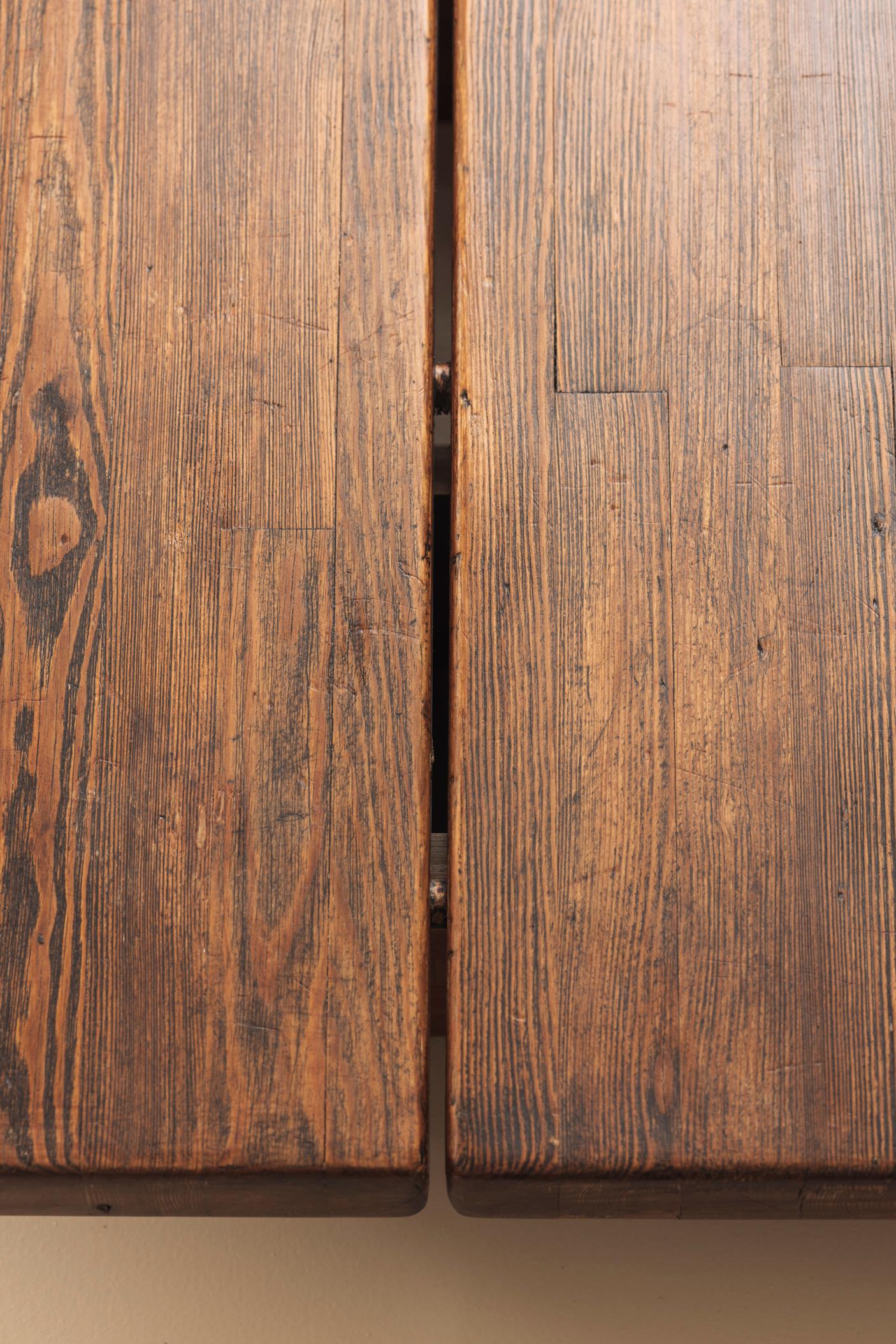 Rare table basse en pin massif par Ilmari Tapiovaara pour Laukaan Puu, Finlande années 1950 en vente 1