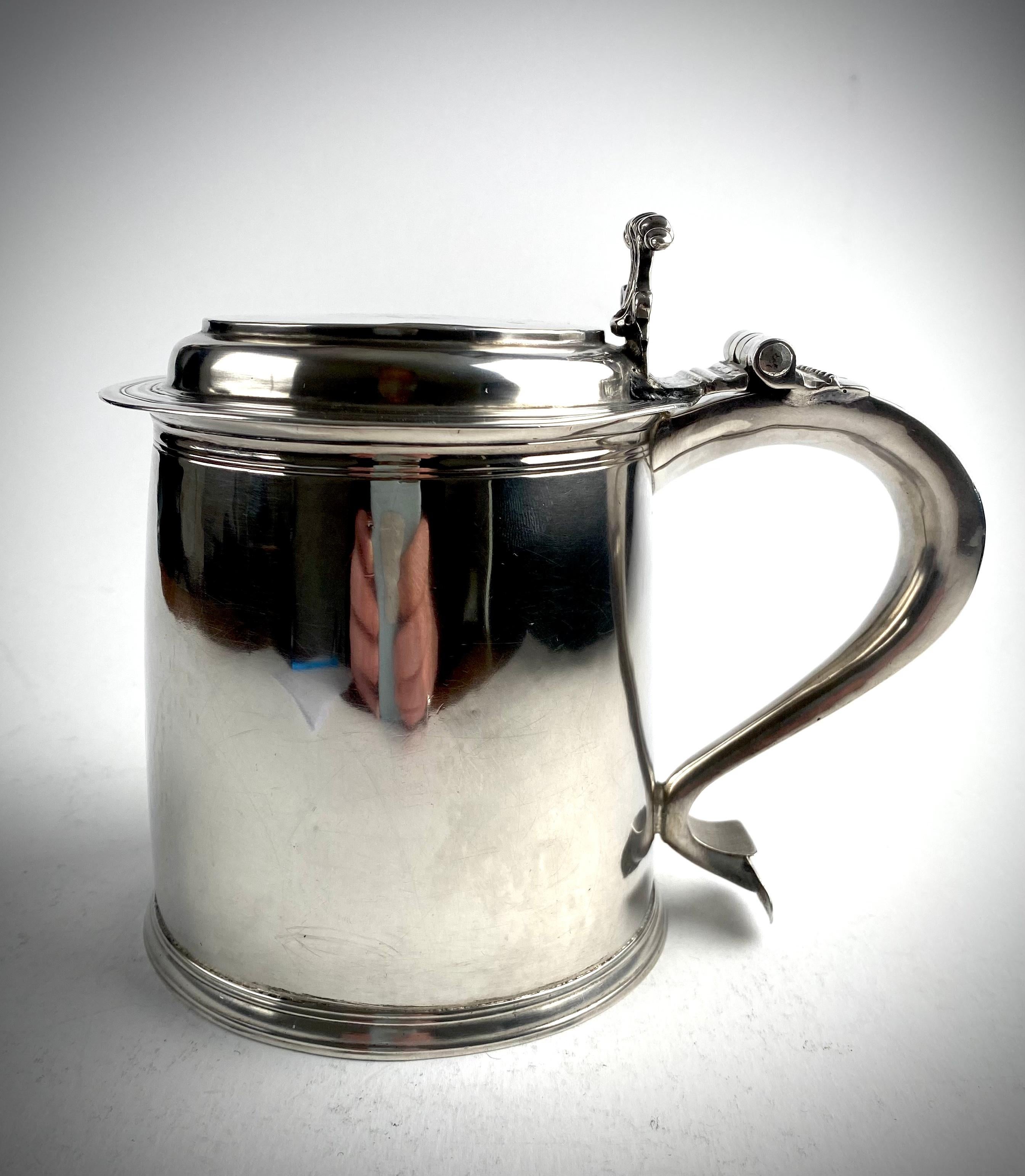 A rarely seen solid silver sterling lidded tankard.

Dating from the reign of King James II

Hallmarked for London 1685
Silversmith Anthony Nelme 

Weight 598 grams 
Width 19 cm including handle 
Height 15cm 