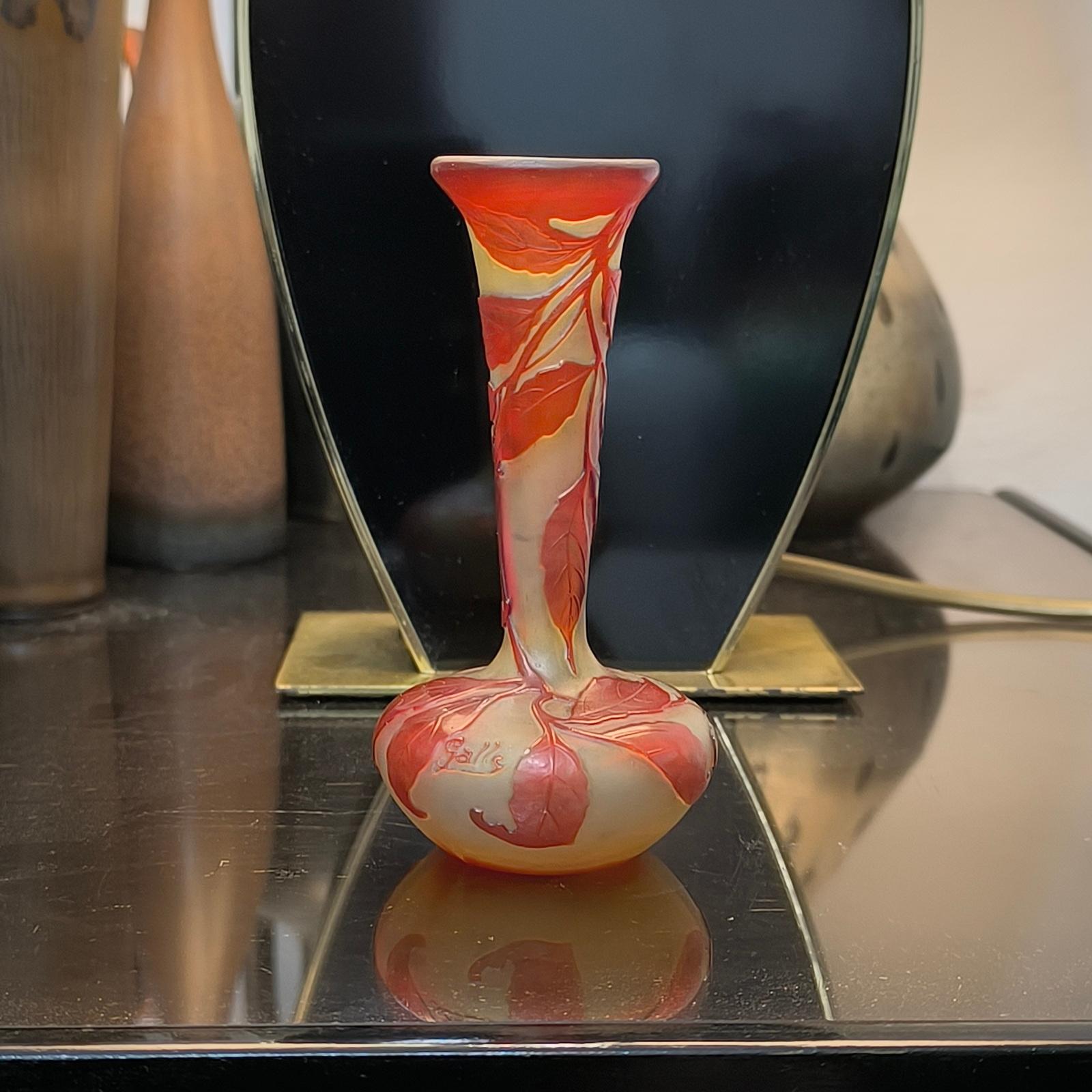 Zarte Soliflores-Vase mit Beeren- und Blätterdekor.
Mehrschichtiges Glas, mit einem Dekor, das mit Säure durch ein lebhaftes Karminrot auf einem tiefgelben Glasgrund aufwändig gereinigt wurde.
Bei der Technik handelt es sich um säuregeätztes