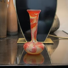 Rare vase soliflore en verre camé Art nouveau français, décoré de baies par Emile Galle