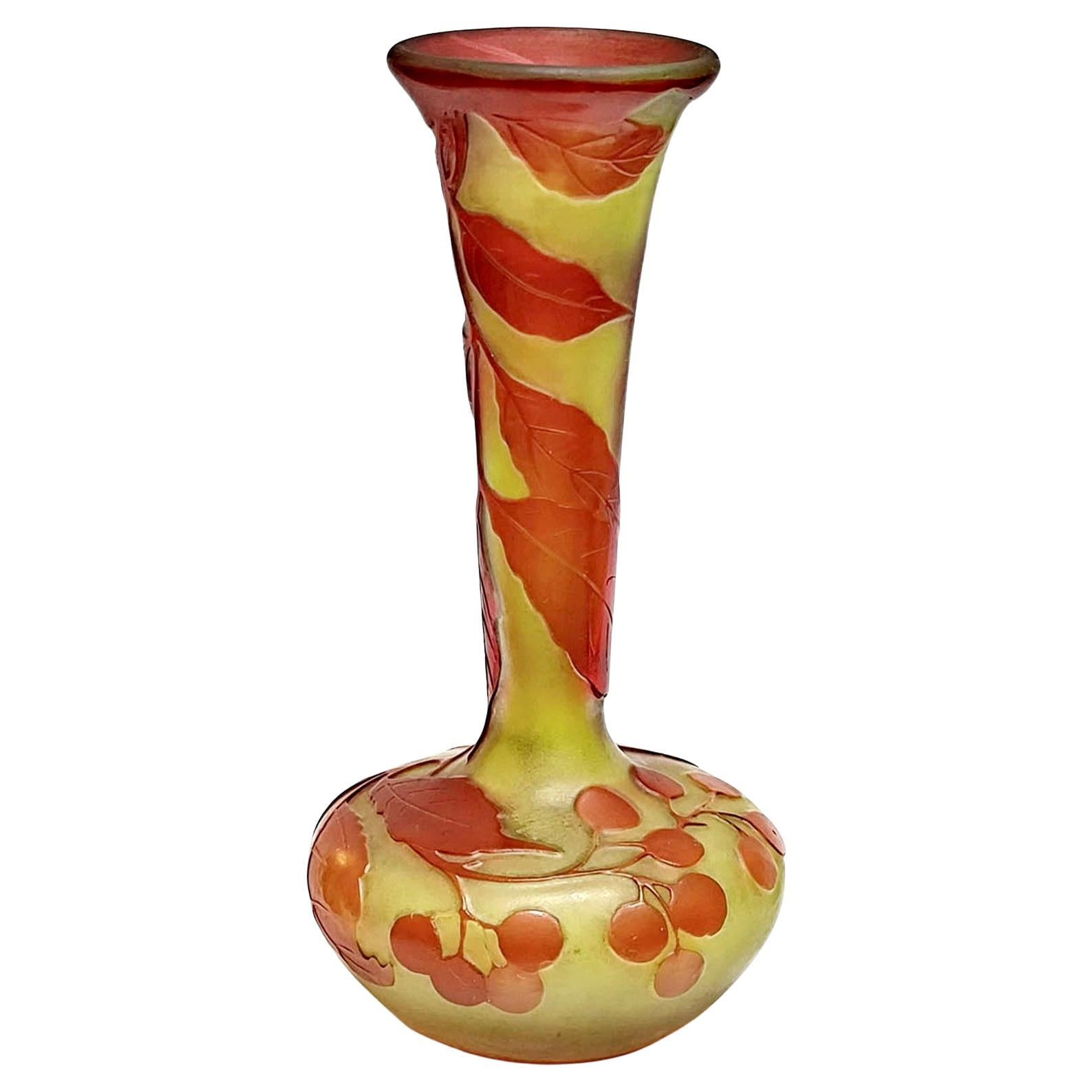 Raro vaso in vetro con cammeo in stile Art Nouveau francese, decorazione di bacche di Emile Galle