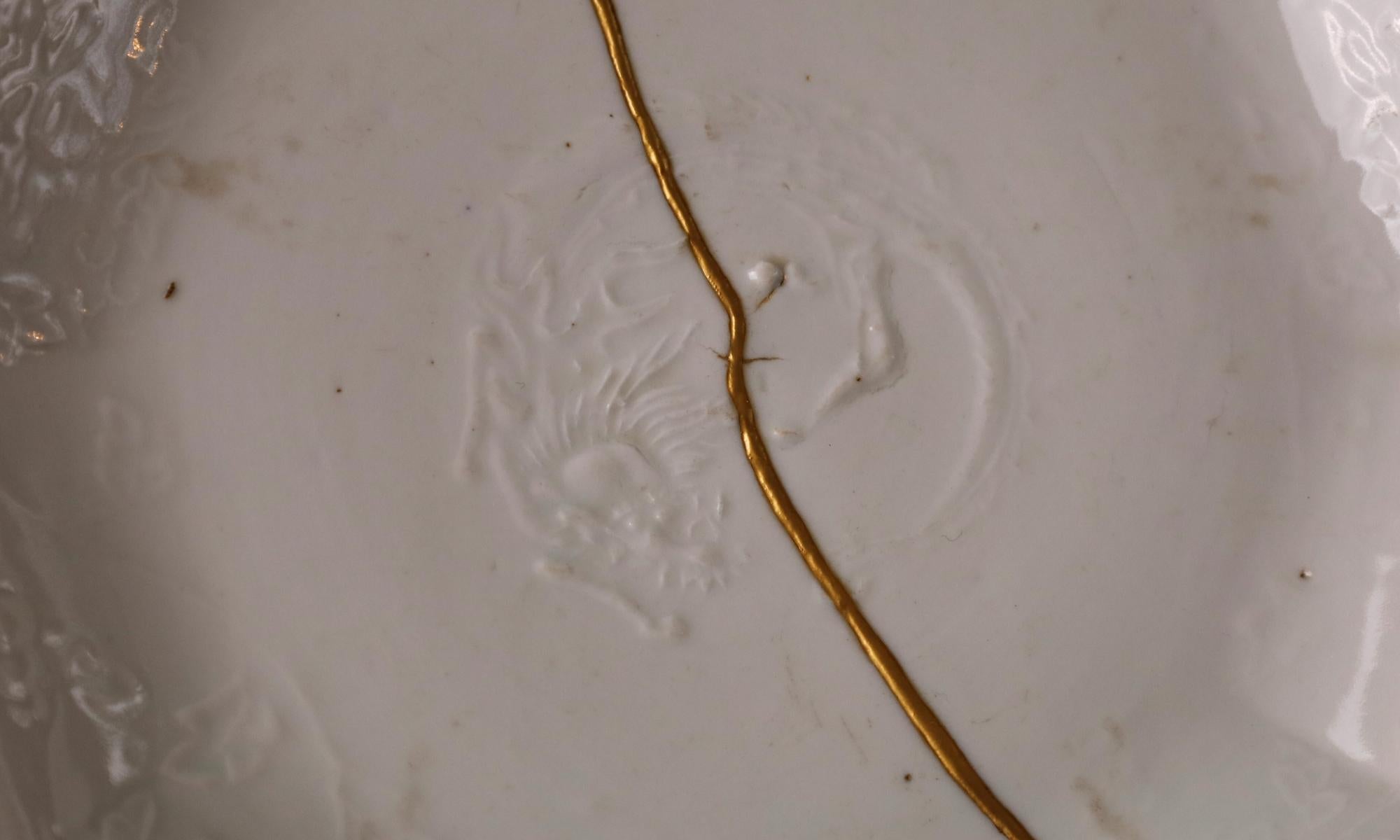 Rare Song Dynasty kintsugi repaired dragon plate (11-13 century) For Sale 3