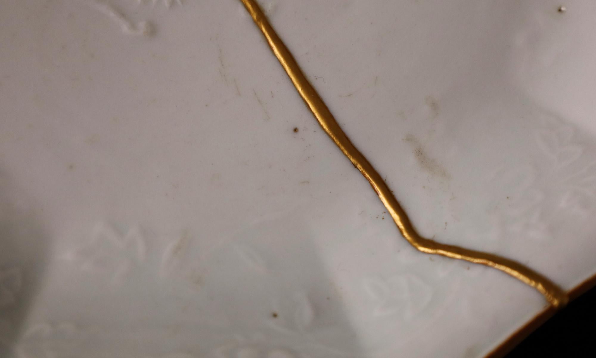 Rare Song Dynasty kintsugi repaired dragon plate (11-13 century) For Sale 4