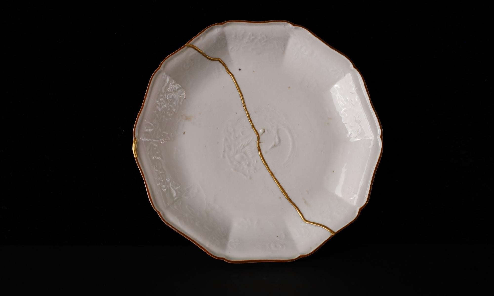 Rare Song Dynasty kintsugi repaired dragon plate (11-13 century) For Sale 1
