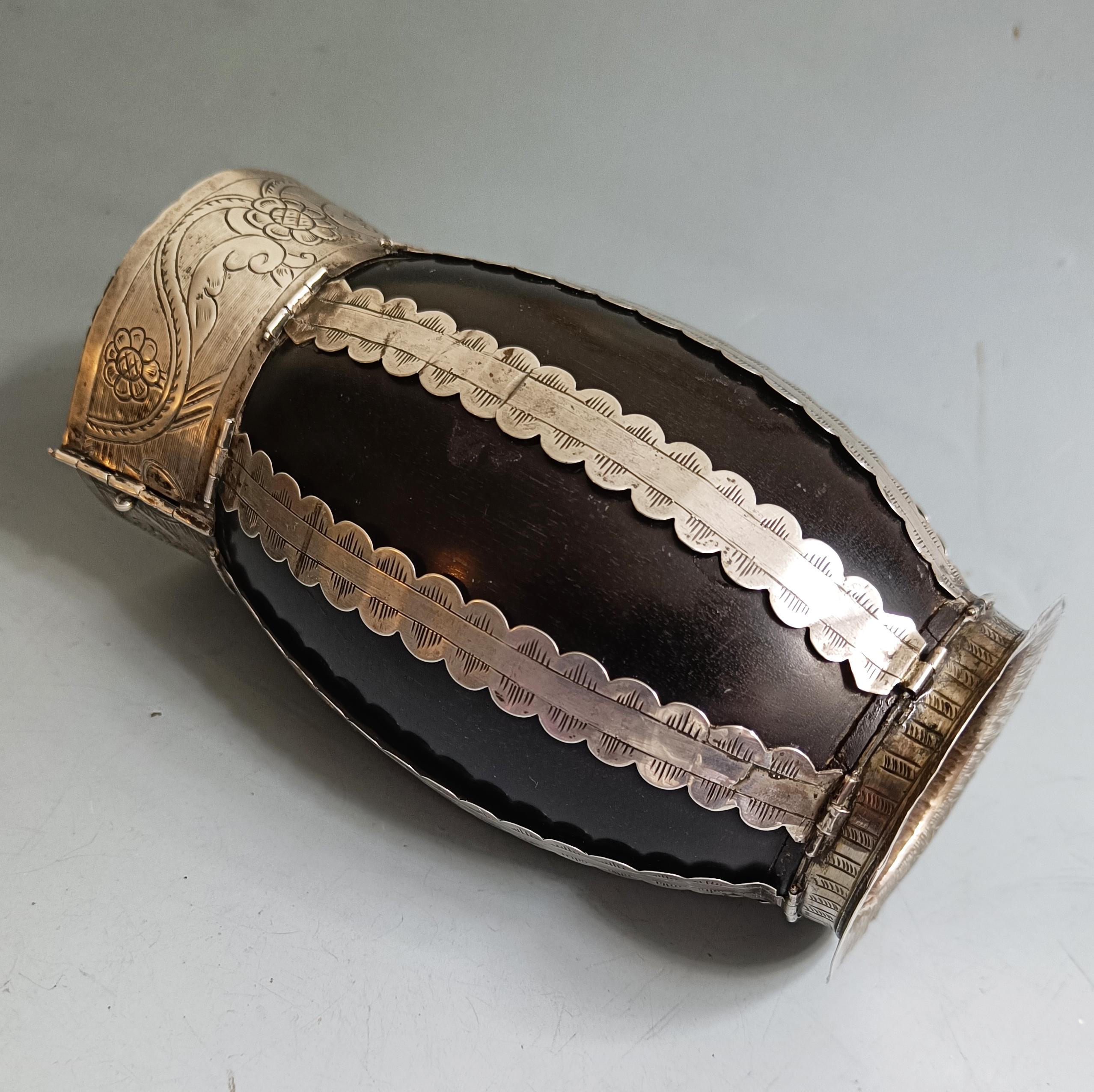 Fatto a mano Rara tazza coloniale sudamericana in argento e legno mate South Antiques in vendita