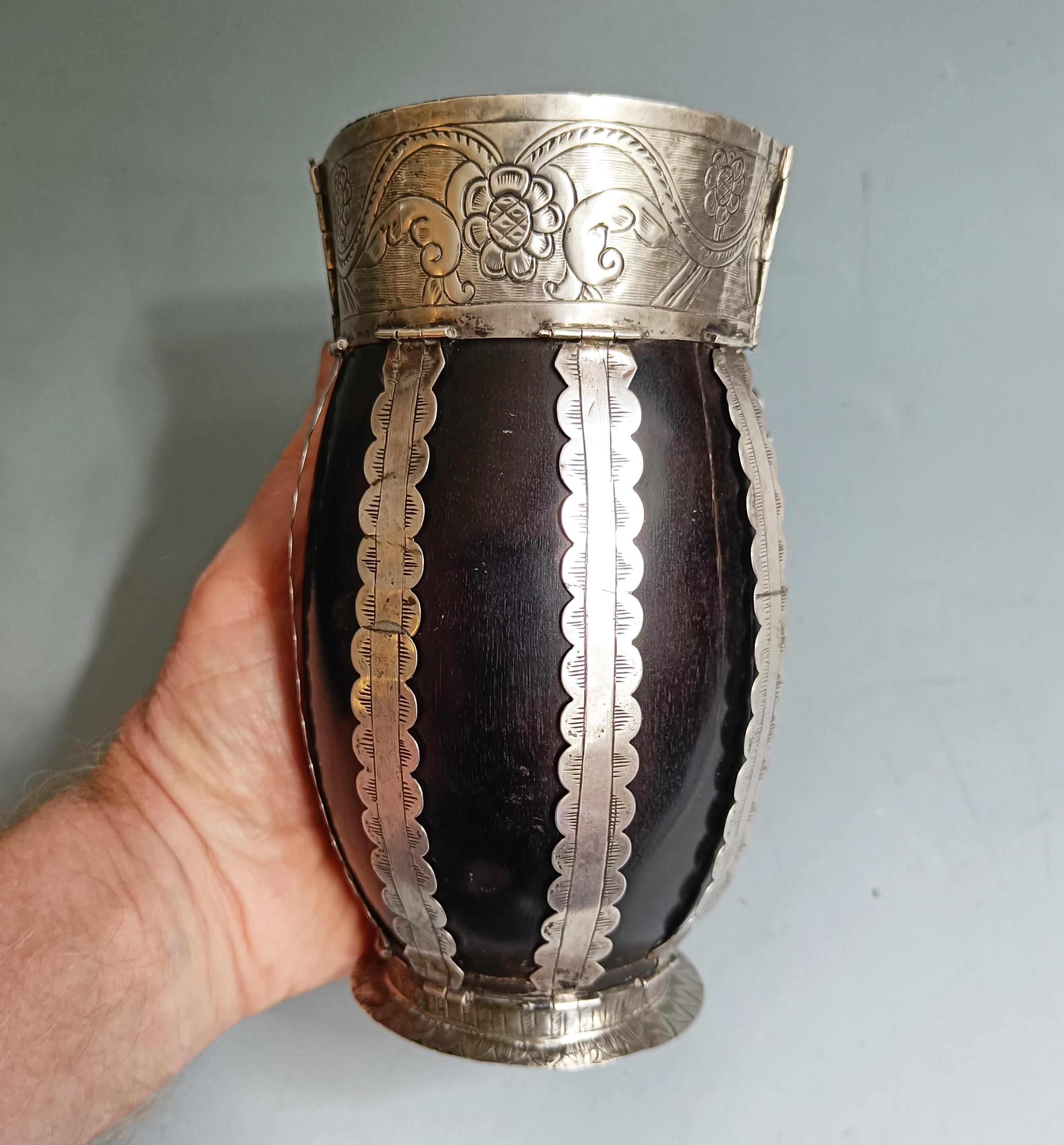 Rara tazza coloniale sudamericana in argento e legno mate South Antiques In condizioni discrete in vendita a London, GB