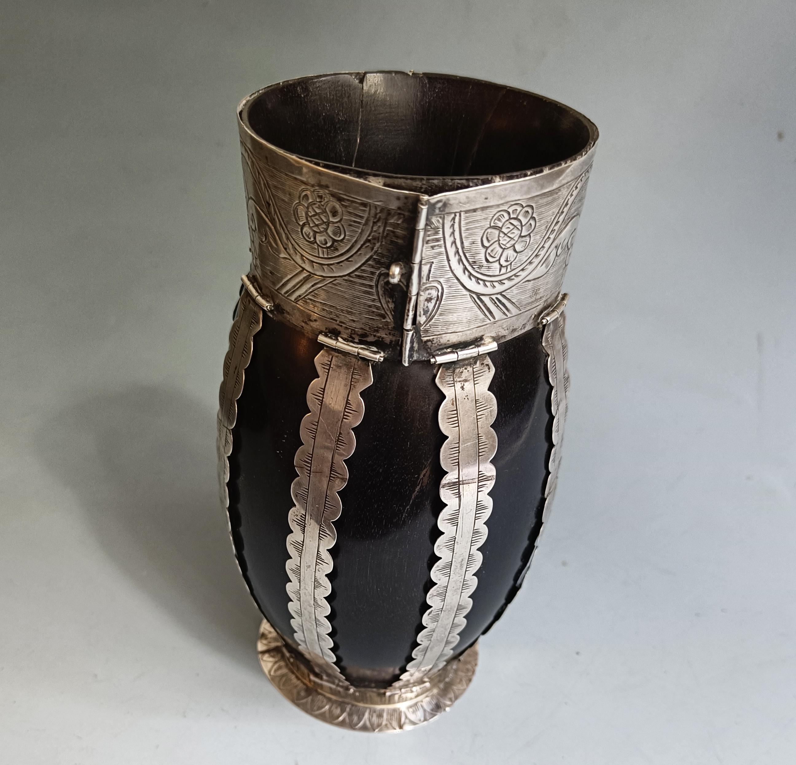 Fino al XVIII secolo Rara tazza coloniale sudamericana in argento e legno mate South Antiques in vendita