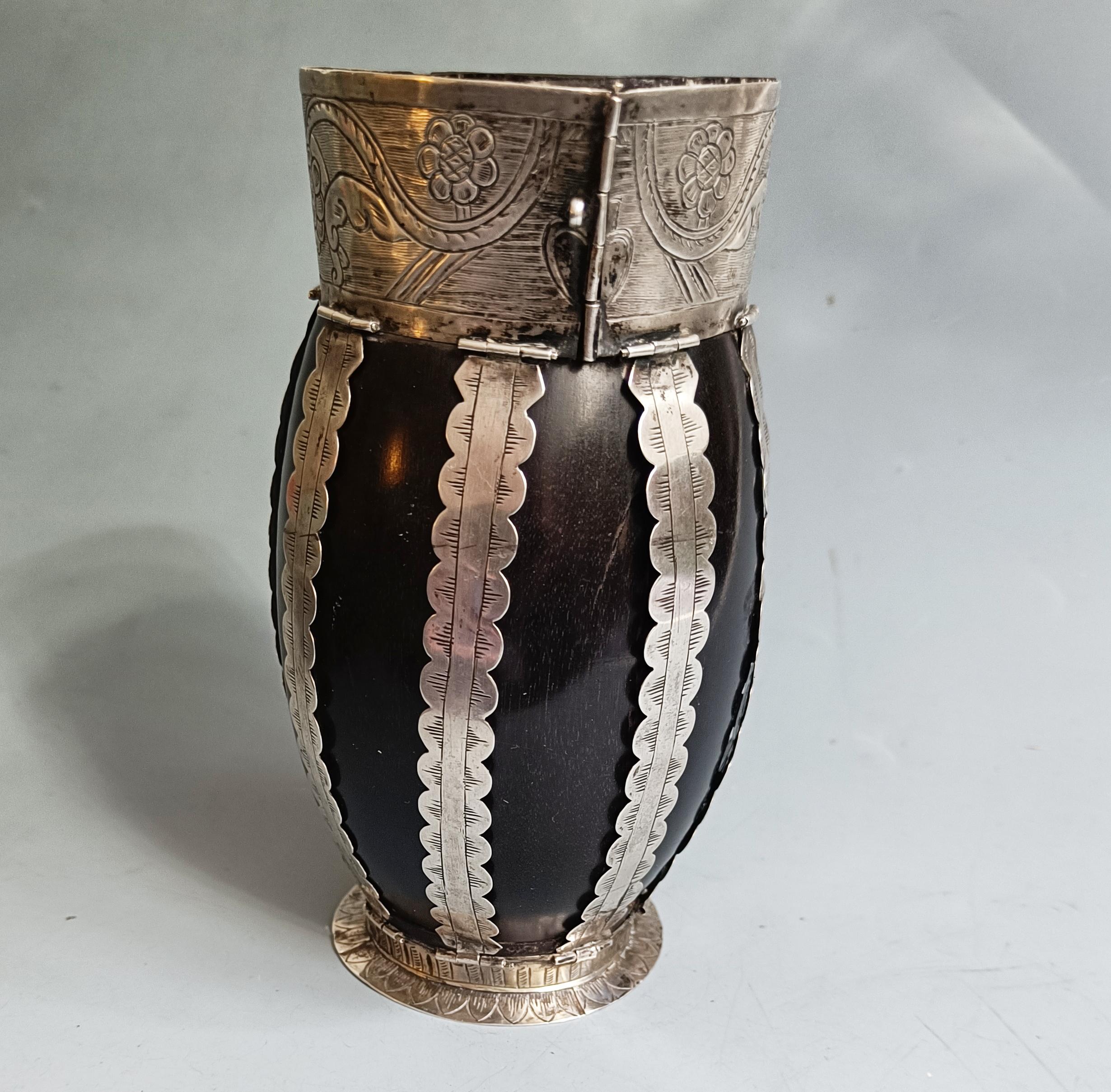 Argento Rara tazza coloniale sudamericana in argento e legno mate South Antiques in vendita