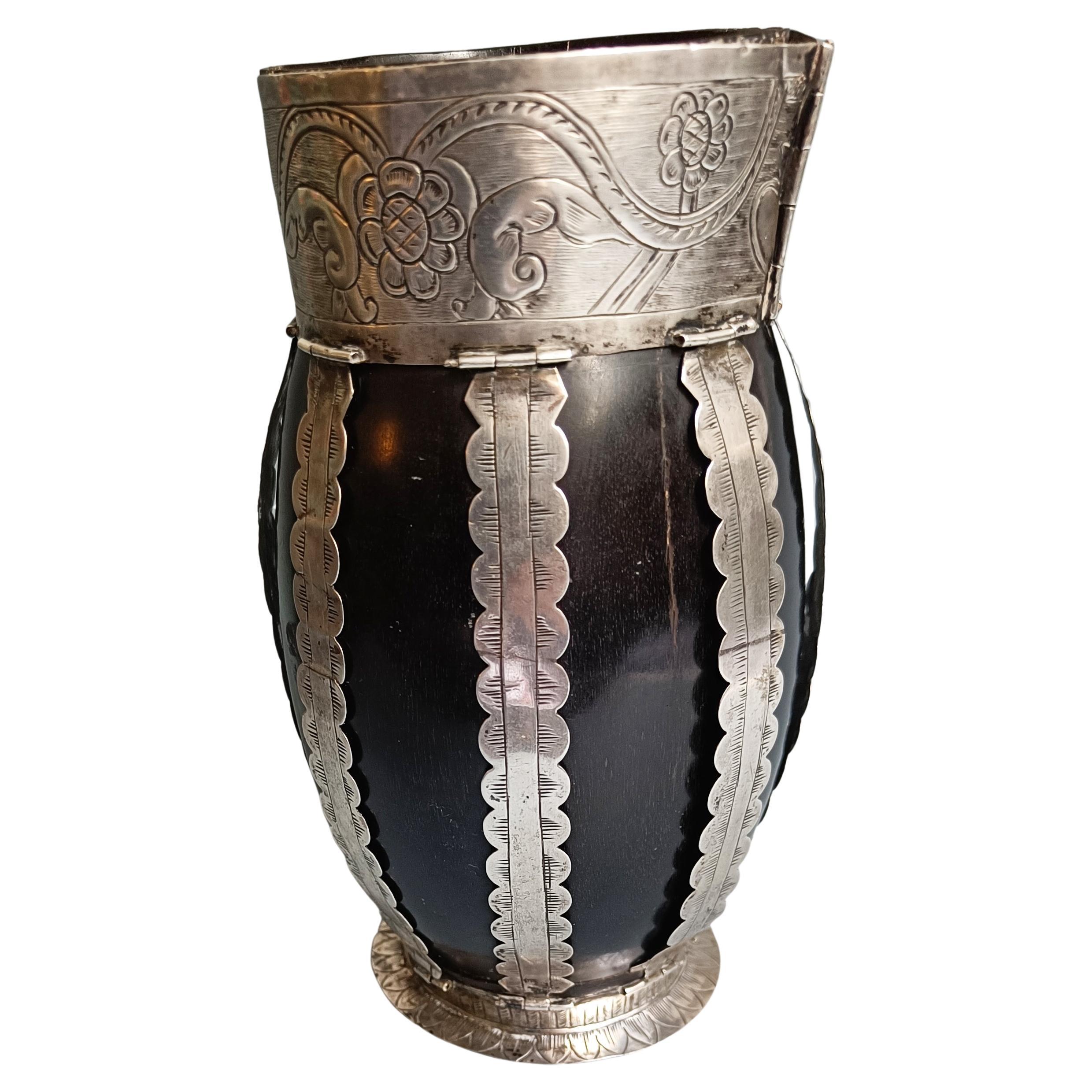 Rare tasse à maté coloniale en argent et bois d
Amérique du Sud South Antiques